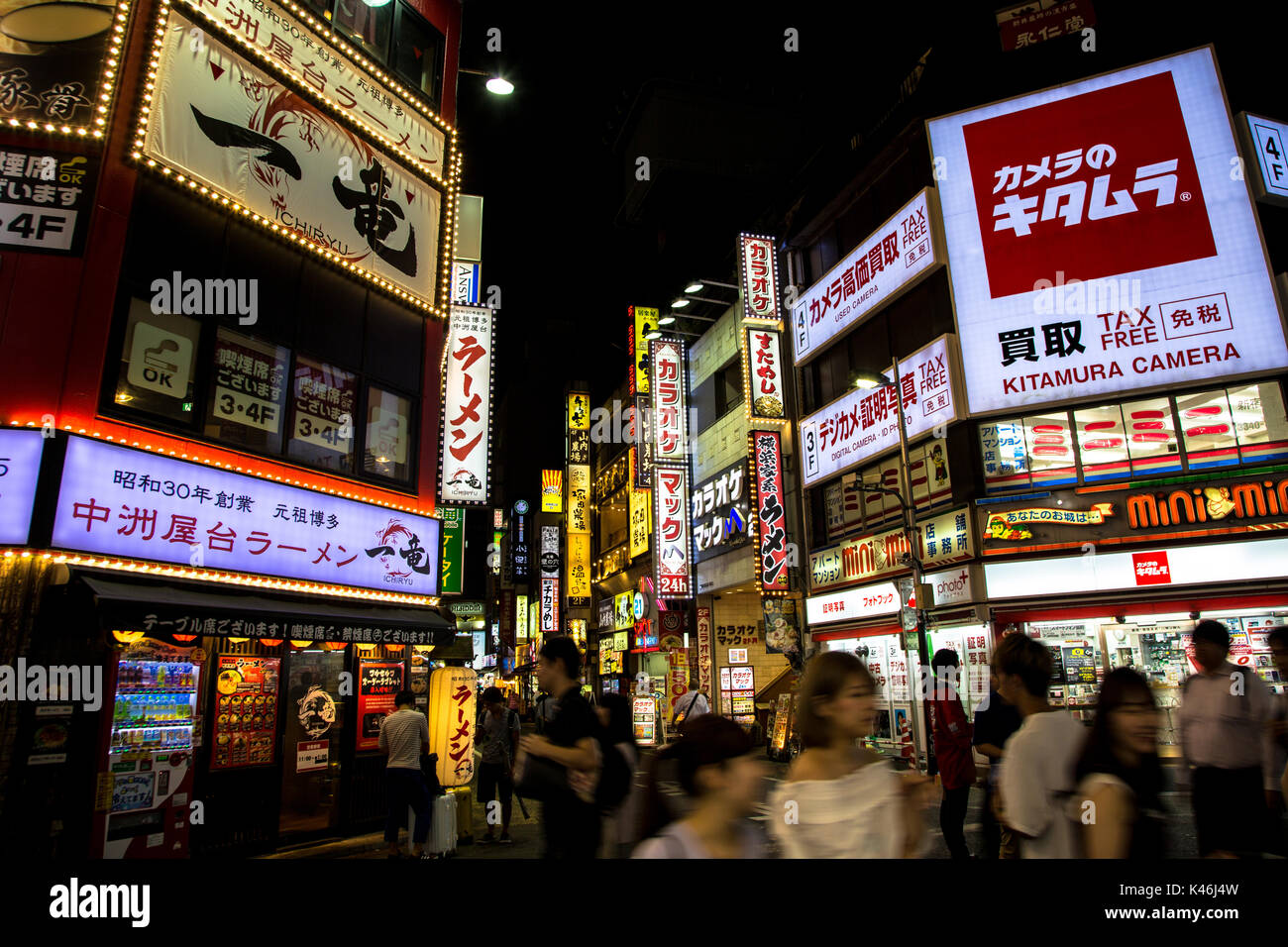 Negozi di Shinjuku di notte con le sue luci al neon cercando di attirare in locali e attività turistica anche comunemente noto come strada elettrico. Foto Stock