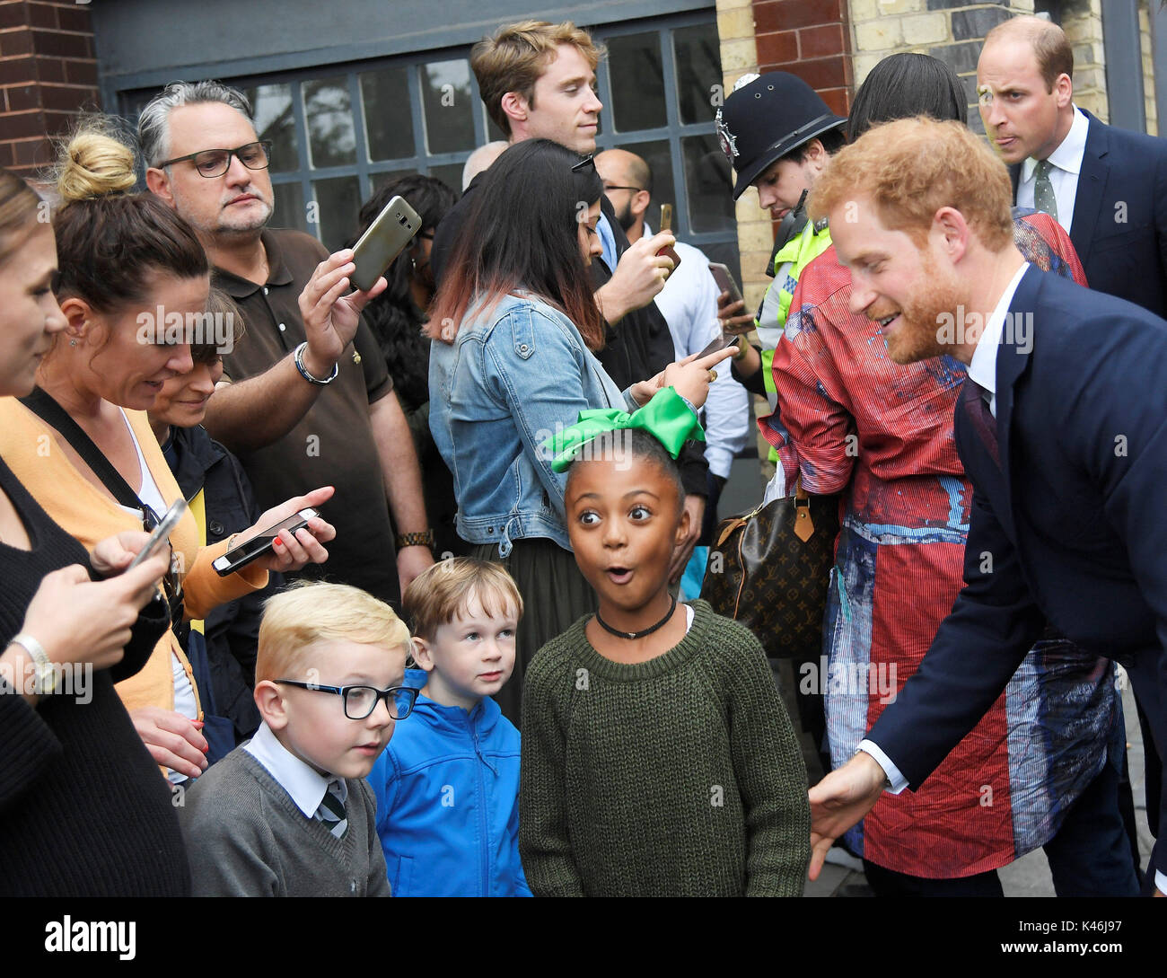 Il principe Harry parla ai figli dopo una visita al supporto4Grenfell Comunità Hub a Londra. Foto Stock