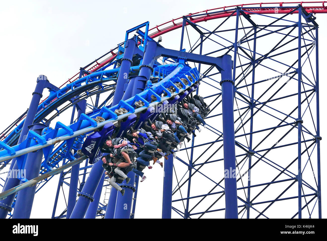 Infusione endovenosa roller coaster ride su Blackpool Pleasure Beach parco divertimenti con la struttura del big one roller coaster in background Foto Stock