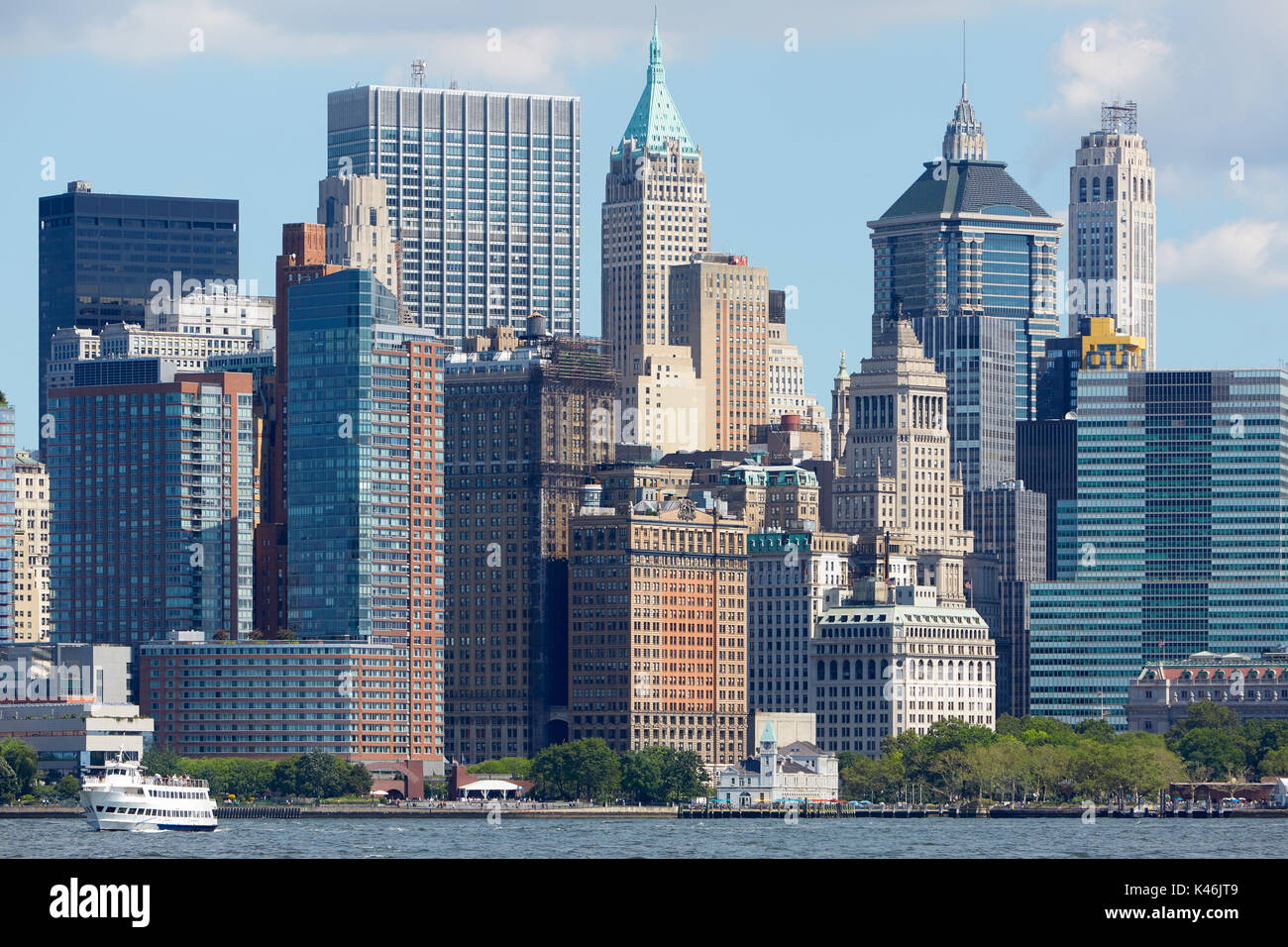 New York City Manhattan vista dal fiume Hudson con grattacieli in una mattina di sole Foto Stock