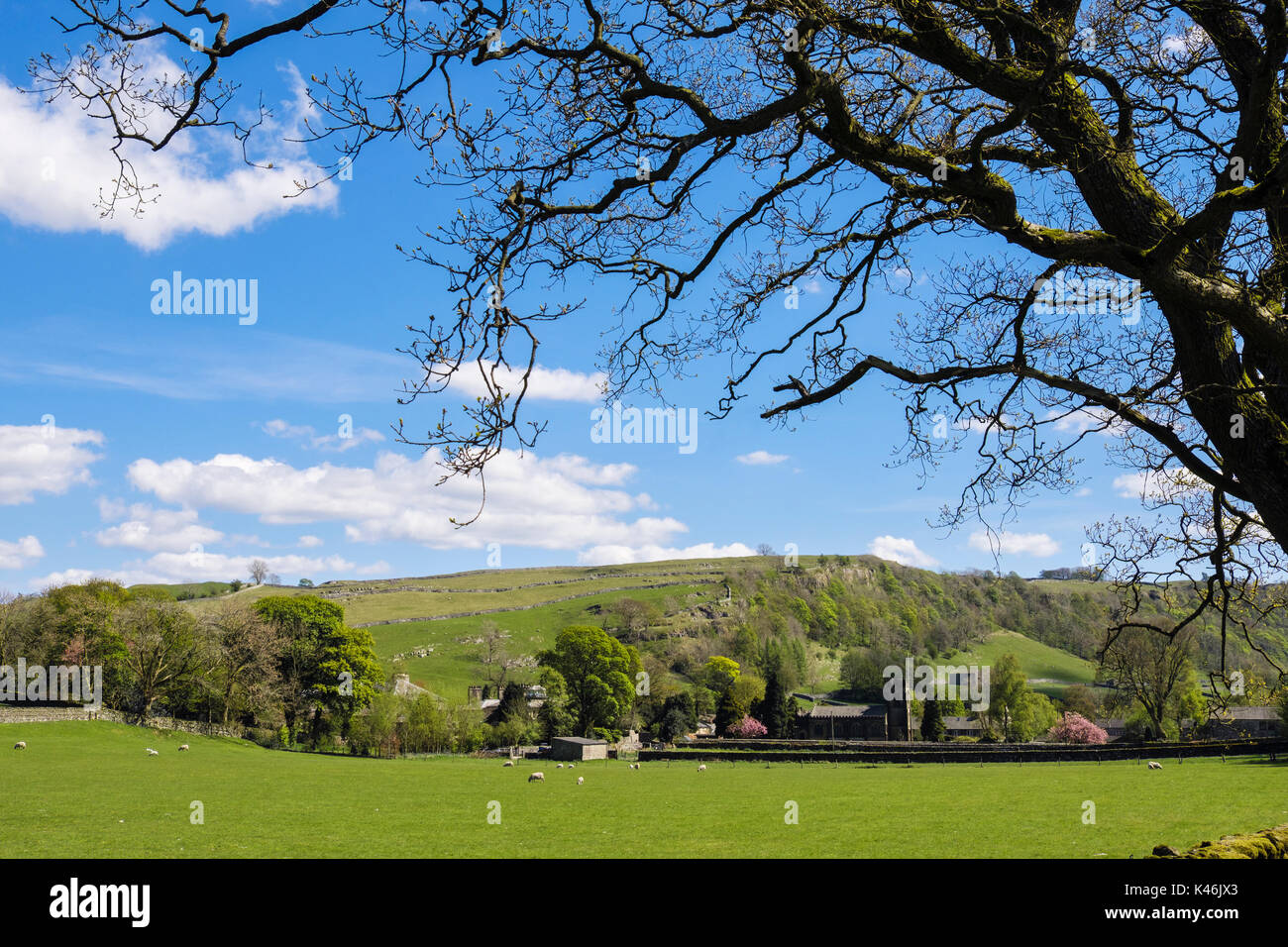 Vista su campagna Pennine al villaggio di Stainforth, Ribbelsdale, Yorkshire Dales National Park, North Yorkshire, Inghilterra, Regno Unito, Gran Bretagna Foto Stock