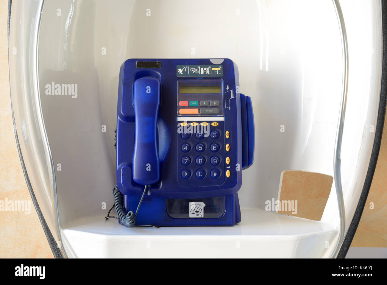 Il francese degli anni sessanta in plastica stampata Phone Booth o la casella Foto Stock