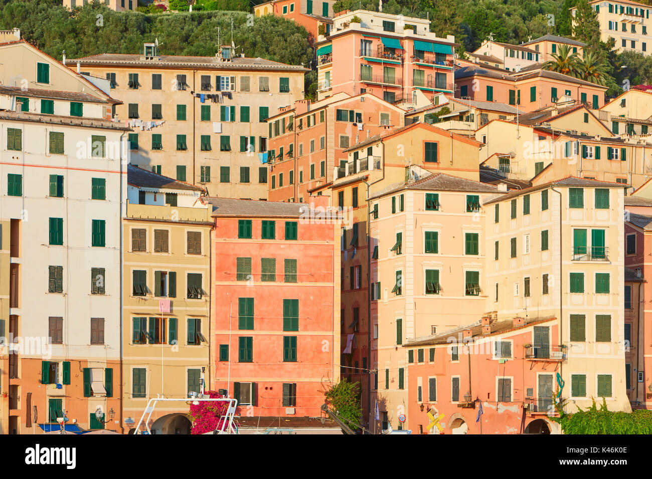 Camogli italiano tipico villaggio con case colorate di sfondo, la Liguria in una giornata di sole Foto Stock