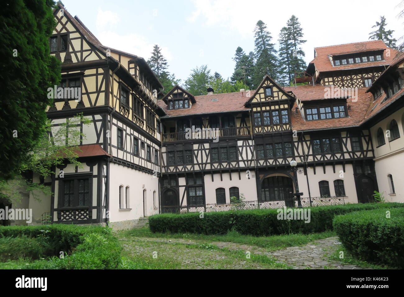 Pittoresca casa in frazioni di castello di Peles, Sinaia, Romania. bella casa antica, ben tenuto, ambiente tranquillo, tipico stile rumeno. Foto Stock