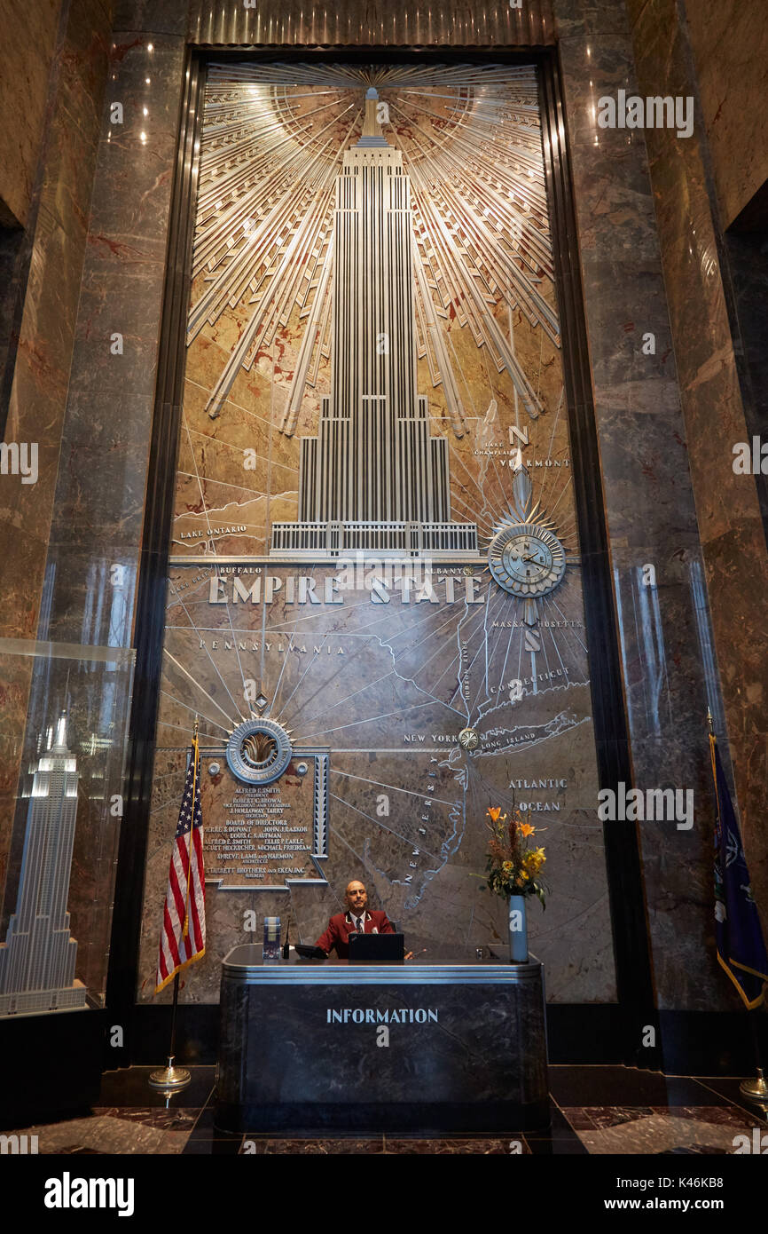 Empire State Building hall interno con marmi e decorazioni e information desk in New York Foto Stock