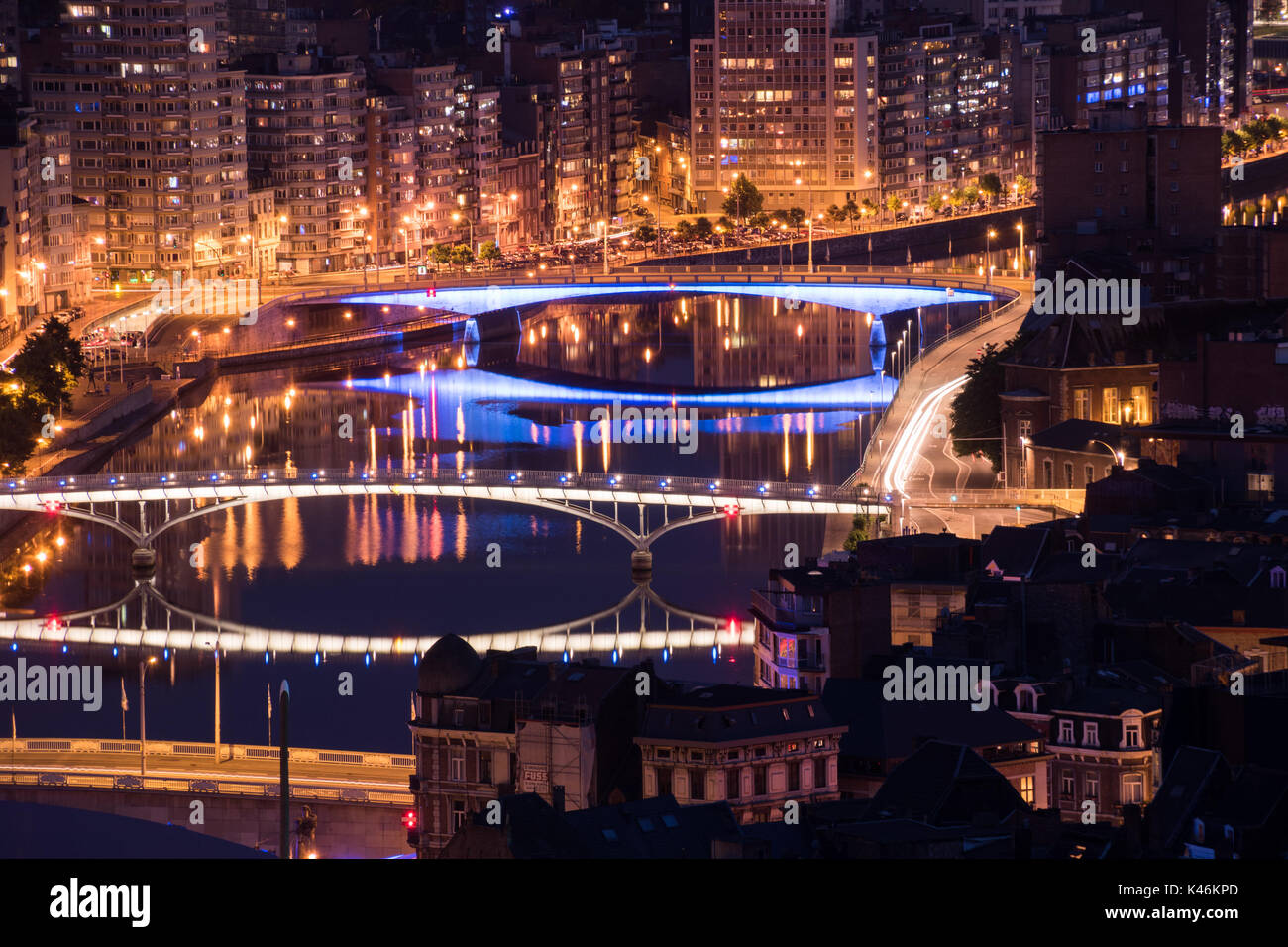 Ponti di Liegi in Belgio con spettacolo di luci oltre il fiume Maas Foto Stock