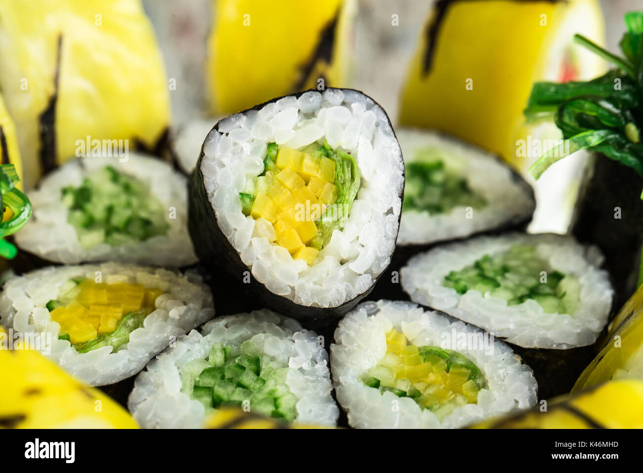 Vegetariano rotolo realizzato con paprika, iceberg, insalata di riso e alghe marine Foto Stock