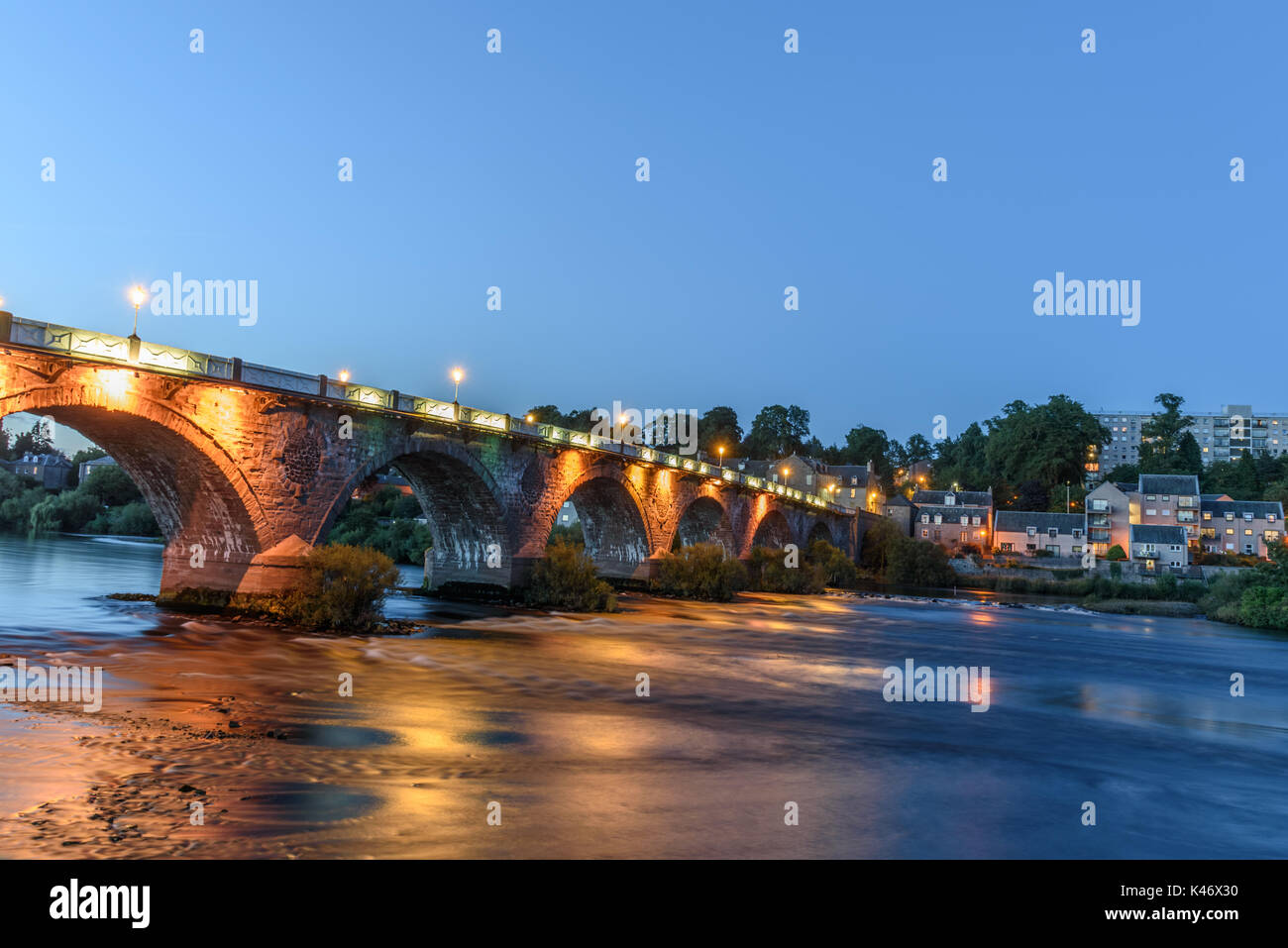 Vista panoramica del paesaggio da un ponte di Perth in Scozia. Foto Stock