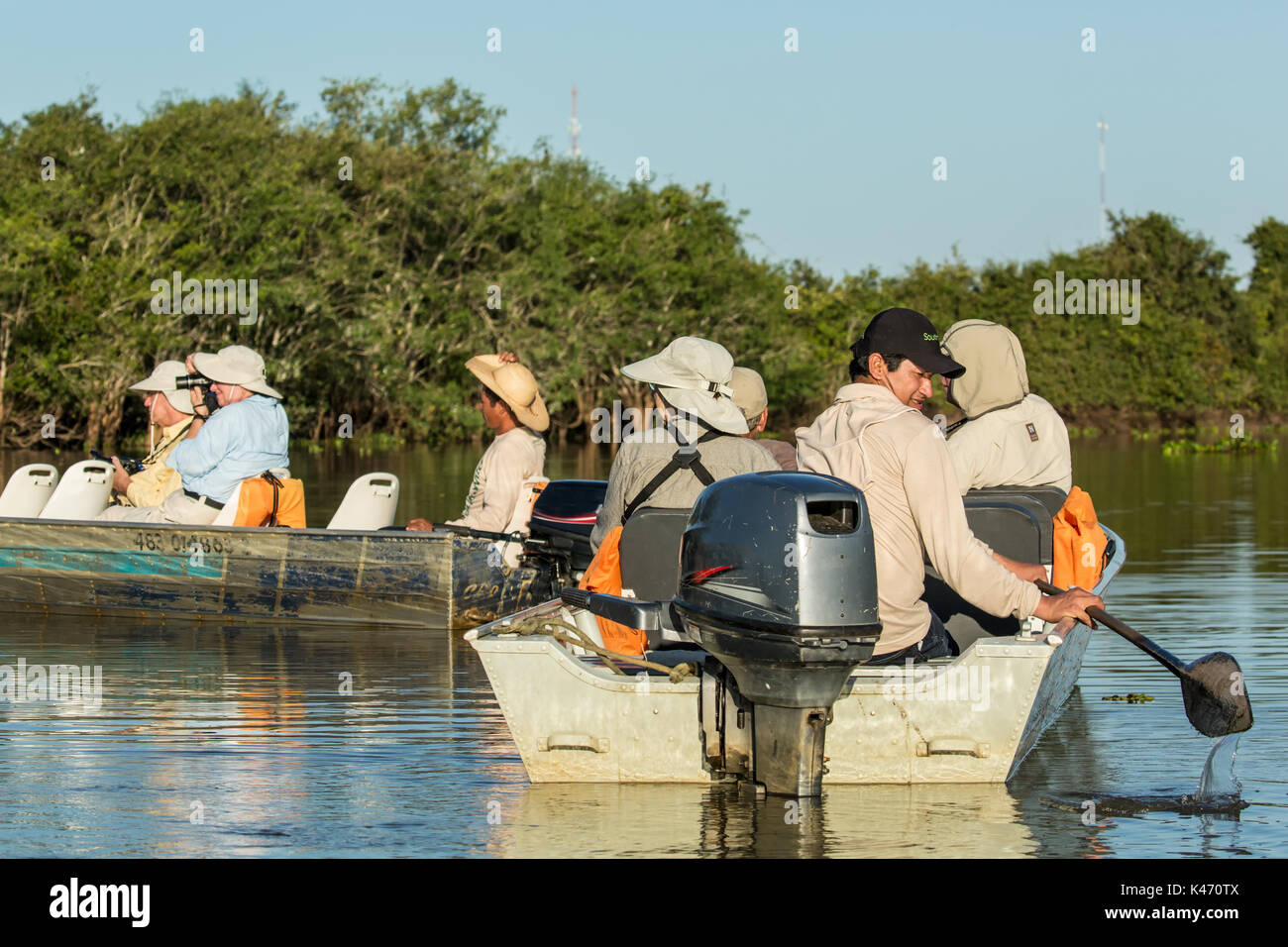 I turisti in attesa di una Jaguar per spostare, tempo di marcatura nel tour di barche sul fiume safari nella zona Pantanal del Brasile. Foto Stock