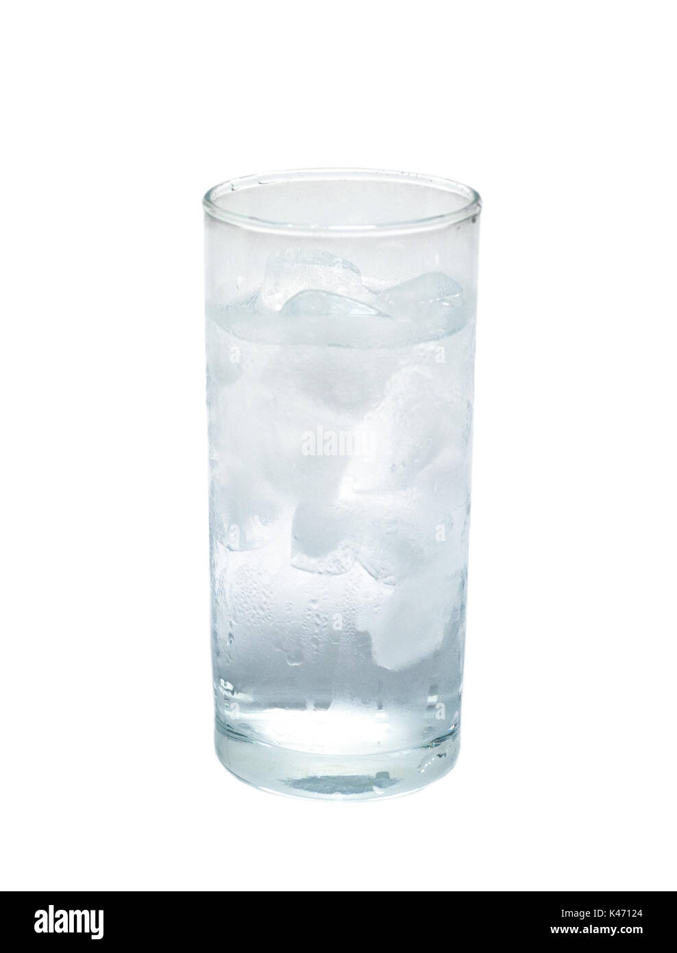 Vetro isolato di acqua pura con ghiaccio. oggetto, bevanda. Foto Stock