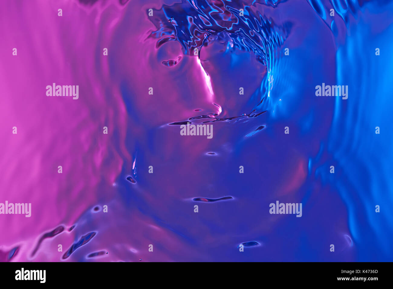 Rosa e Rosso astratto sfondo liquido. Liscia acqua colorata texture di superficie Foto Stock
