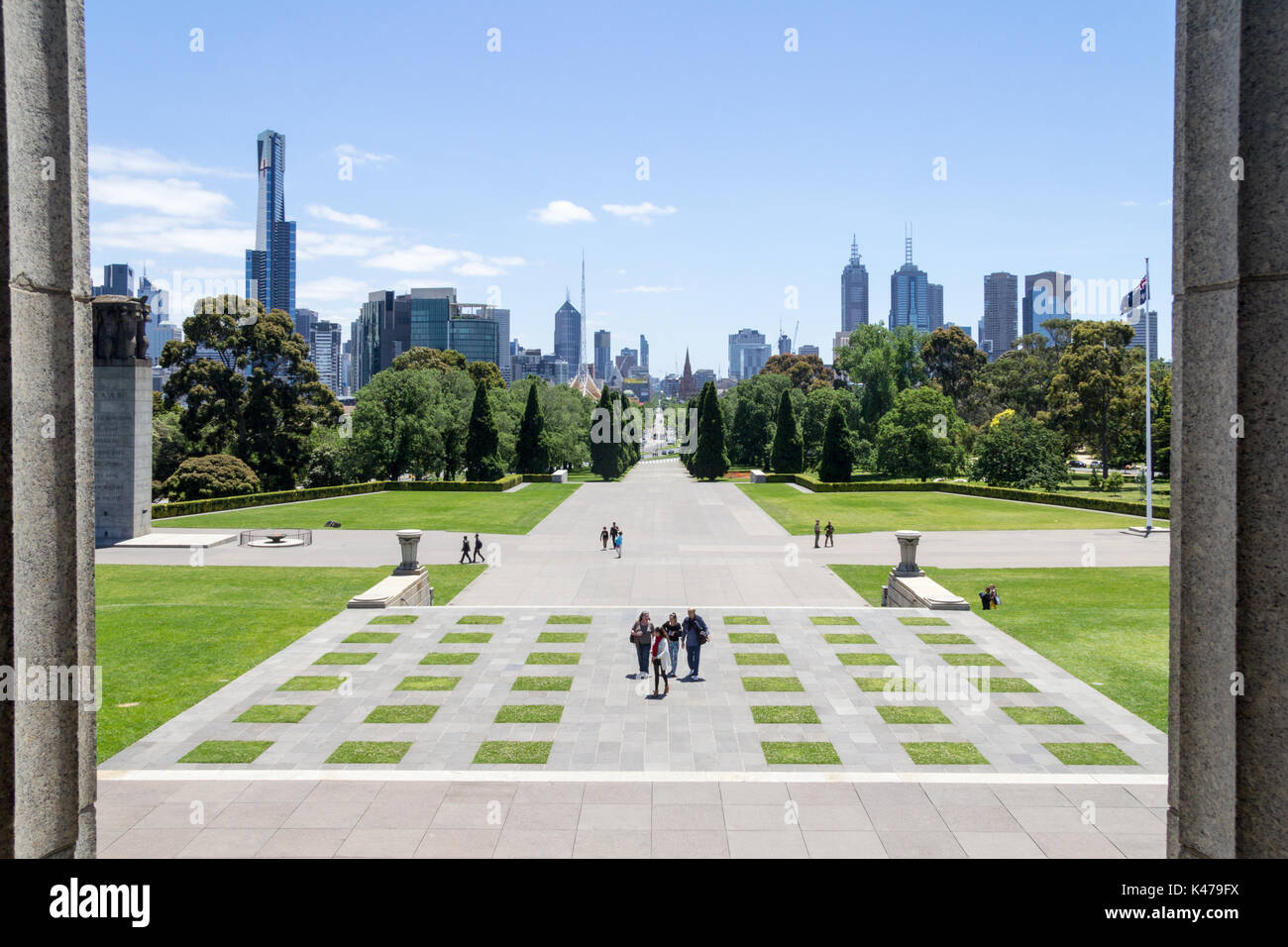 Visualizza in basso St Kilda Road e la skyline di Melbourne dal santuario del ricordo, Melbourne, Victoria, Australia Foto Stock