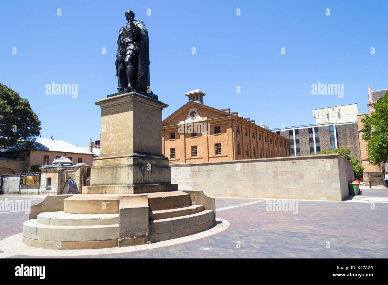 Statua del Principe Alberto con Hyde Park Barracks Museum in background, Sydney, NSW, Nuovo Galles del Sud, Australia Foto Stock