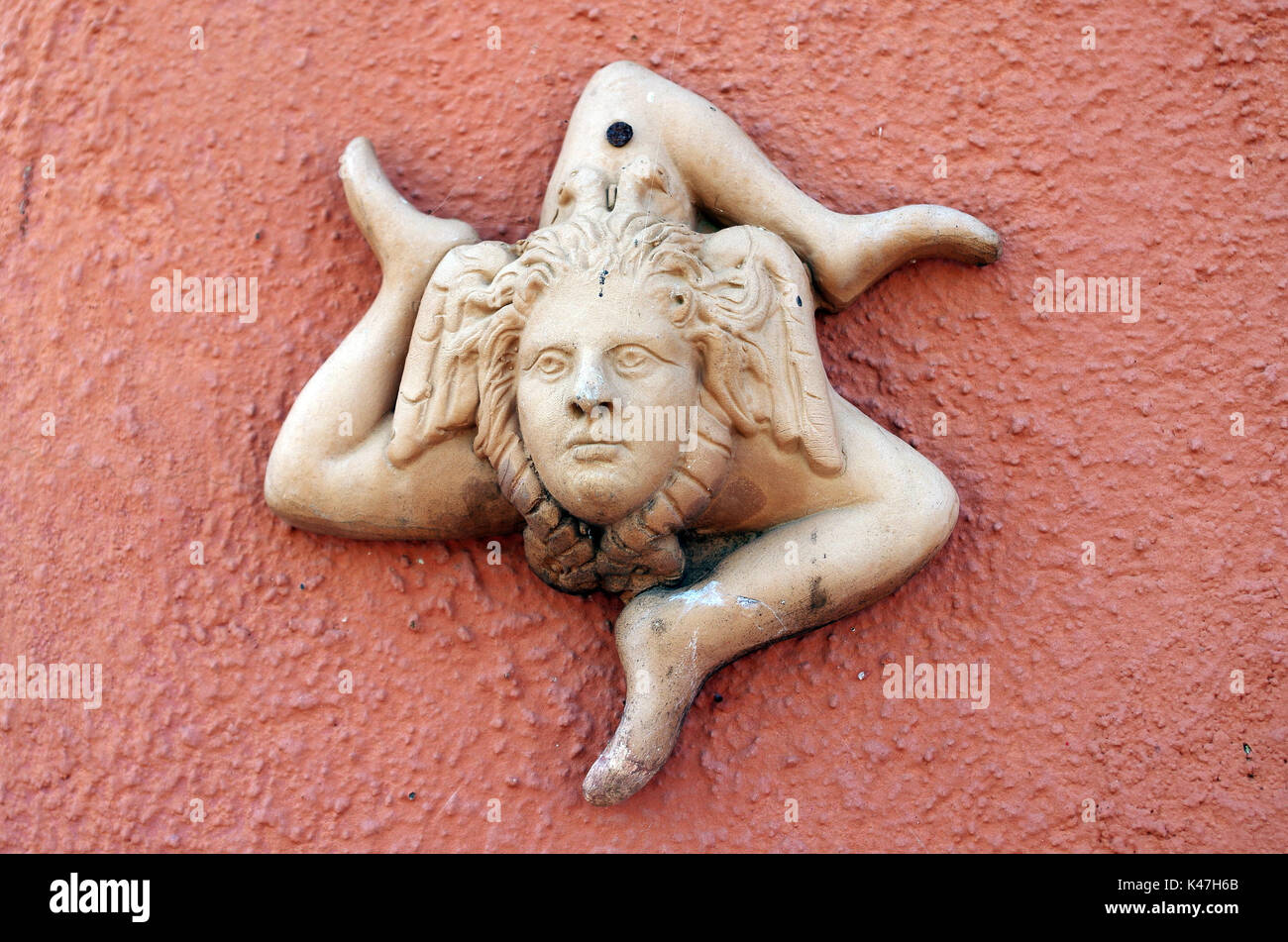 Strano simbolo di terracotta con tre gambe Foto Stock
