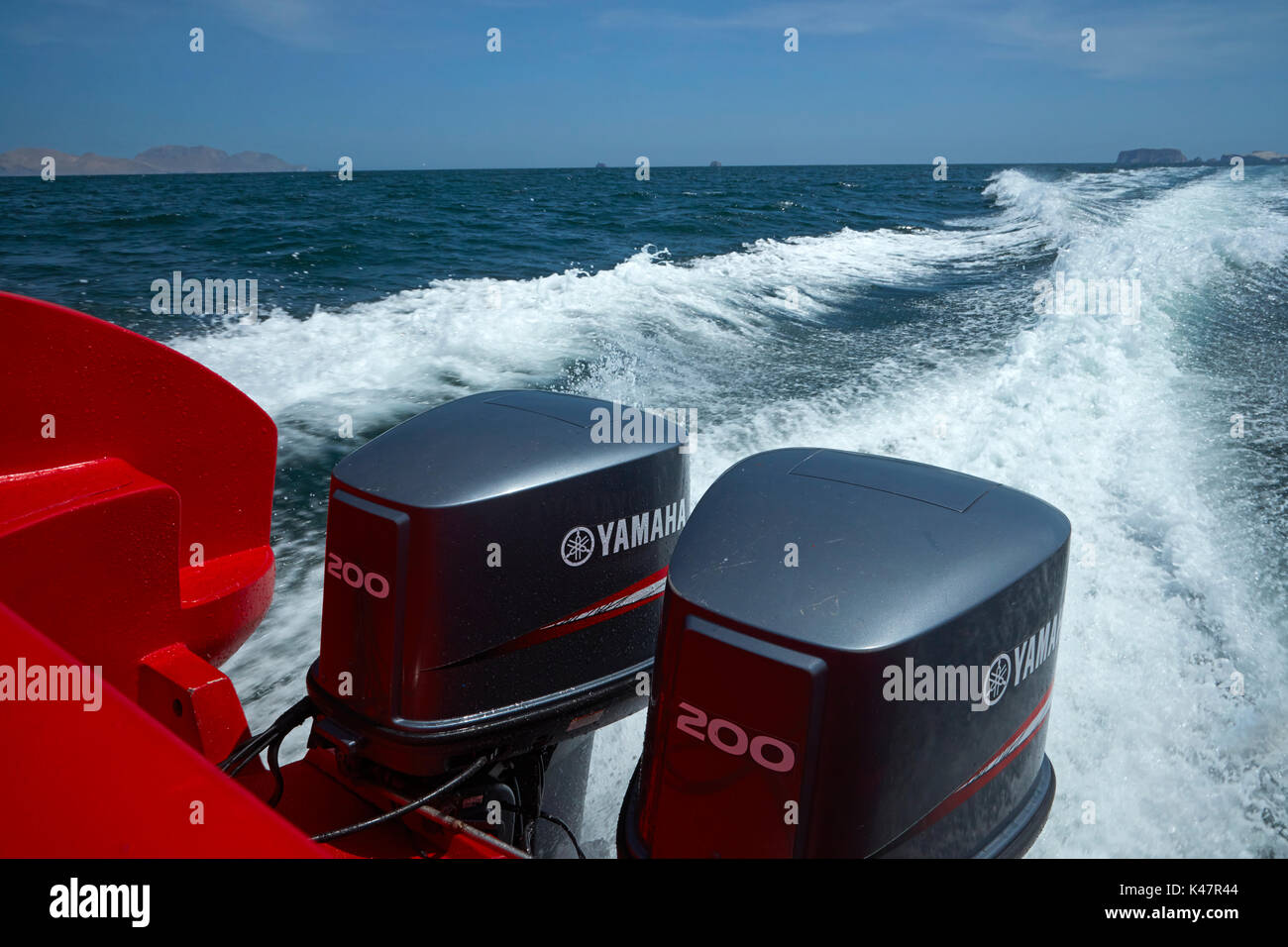 Motori fuoribordo su imbarcazione turistica sulle Isole Ballestas Tour, Pisco Provincia, Regione di Ica, Perù, Sud America Foto Stock