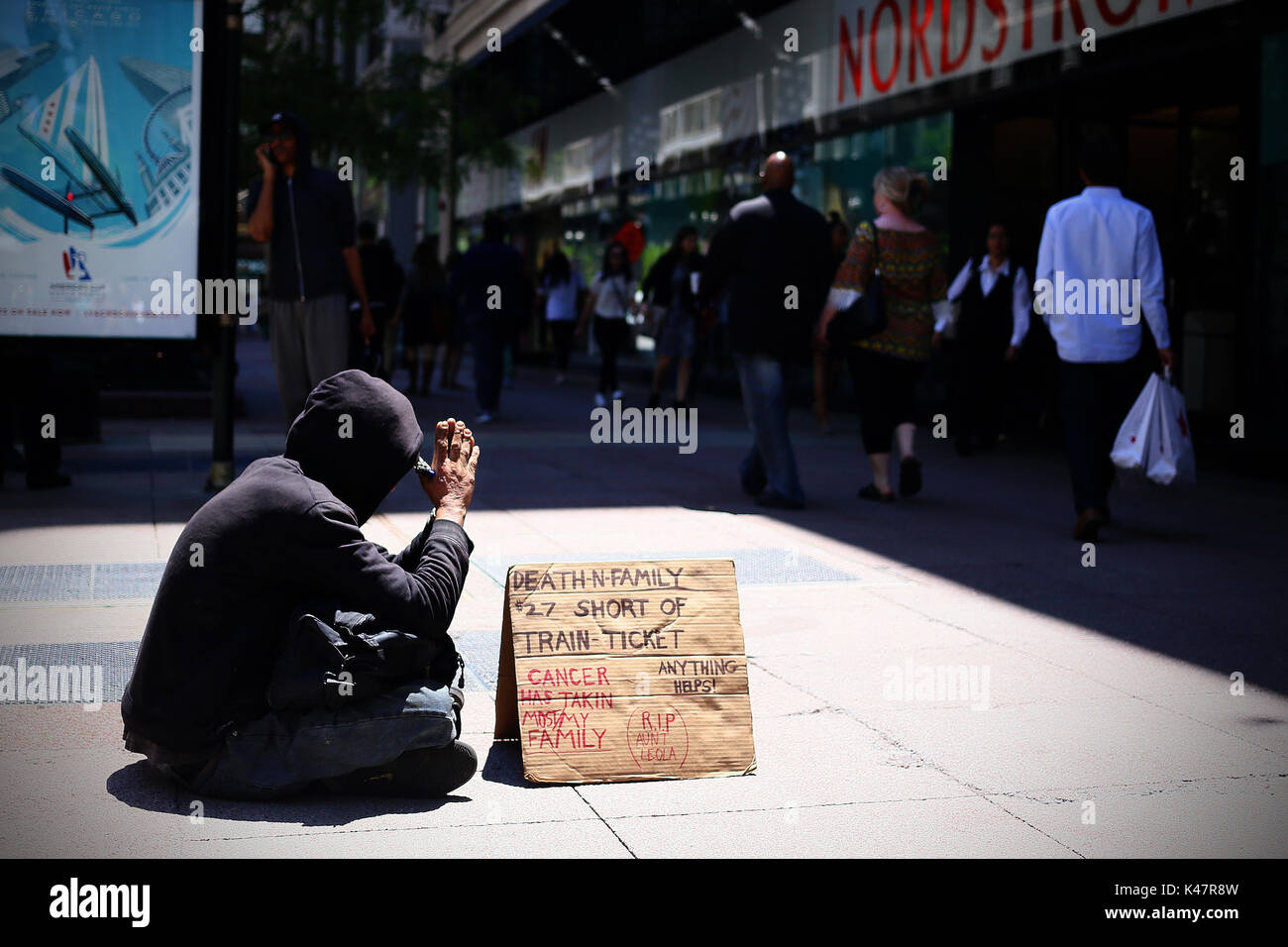 CHICAGO, IL, Stati Uniti d'America - Giugno 2016. Uomo in una posa posa di preghiera per aiutare nel mezzo del marciapiede nel centro cittadino di Chicago. Foto Stock