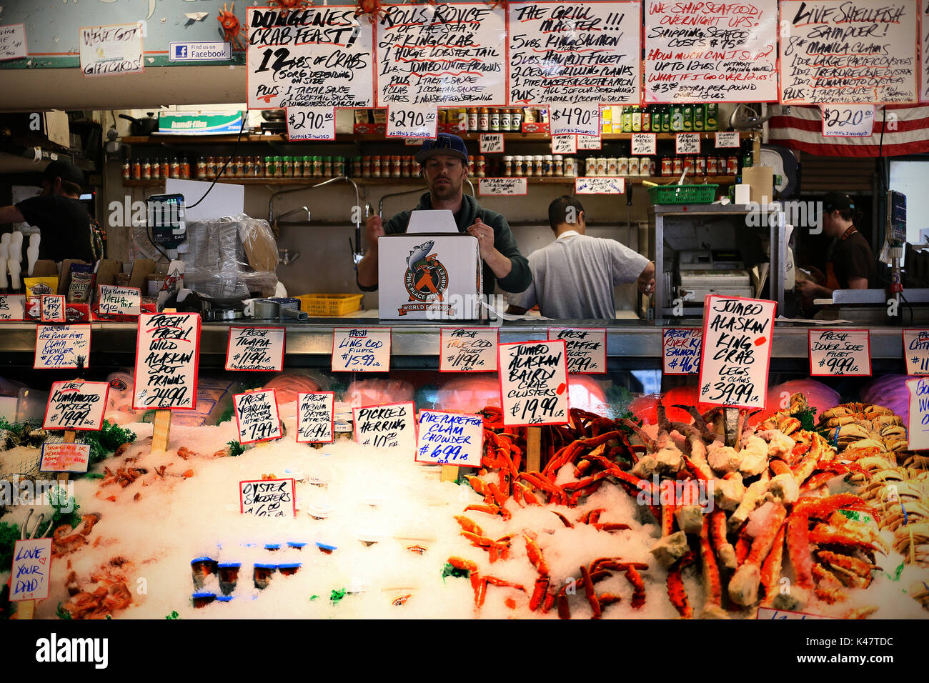 SEATTLE, WA, Stati Uniti d'America - Giugno 2016 - venditore non identificato presso il luccio Mercato del Pesce. I prezzi e le merci a fronte. Foto Stock