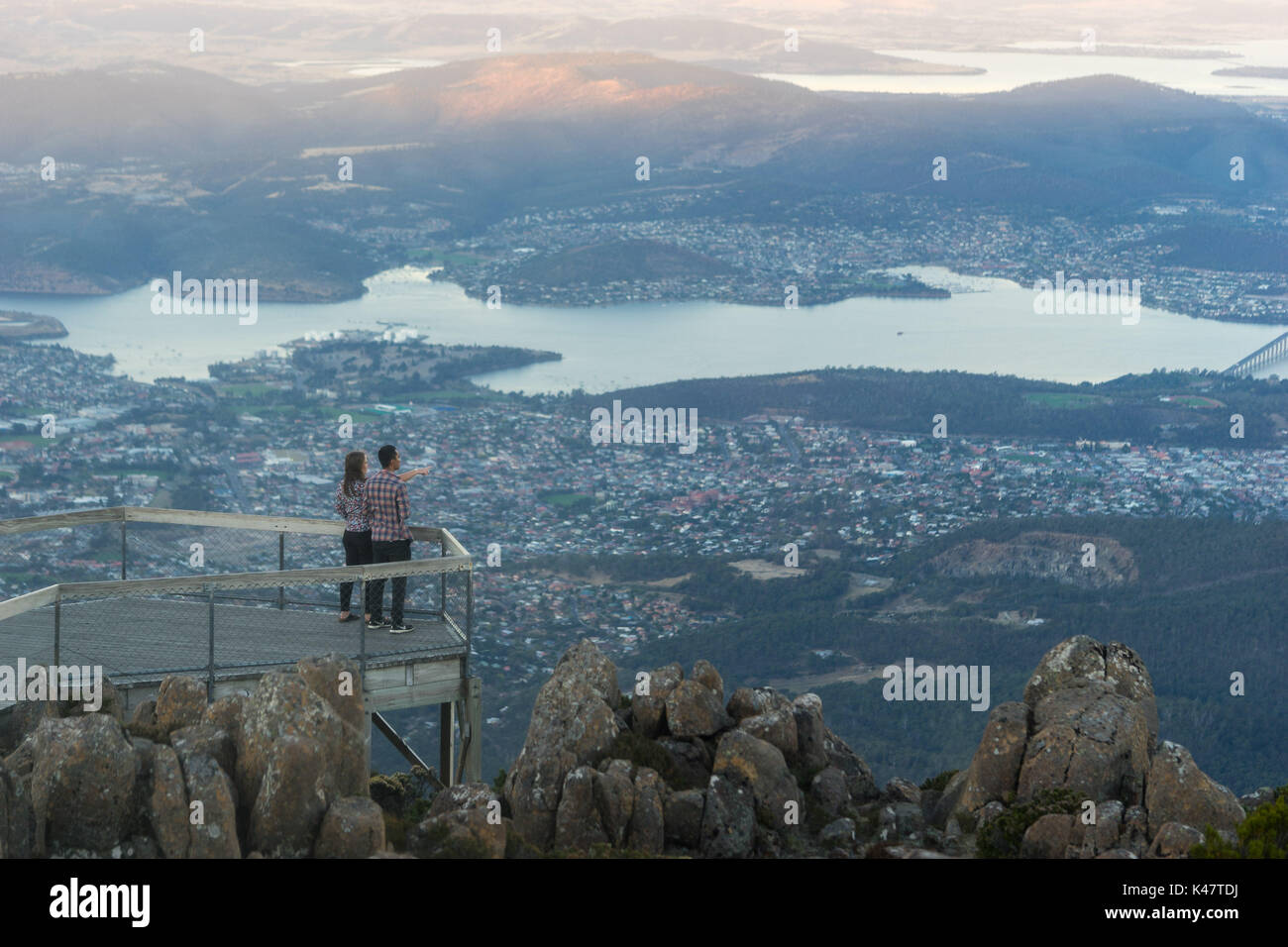 Monte Wellington, Hobart, Australia: un giovane godendo la vista di Hobart Foto Stock