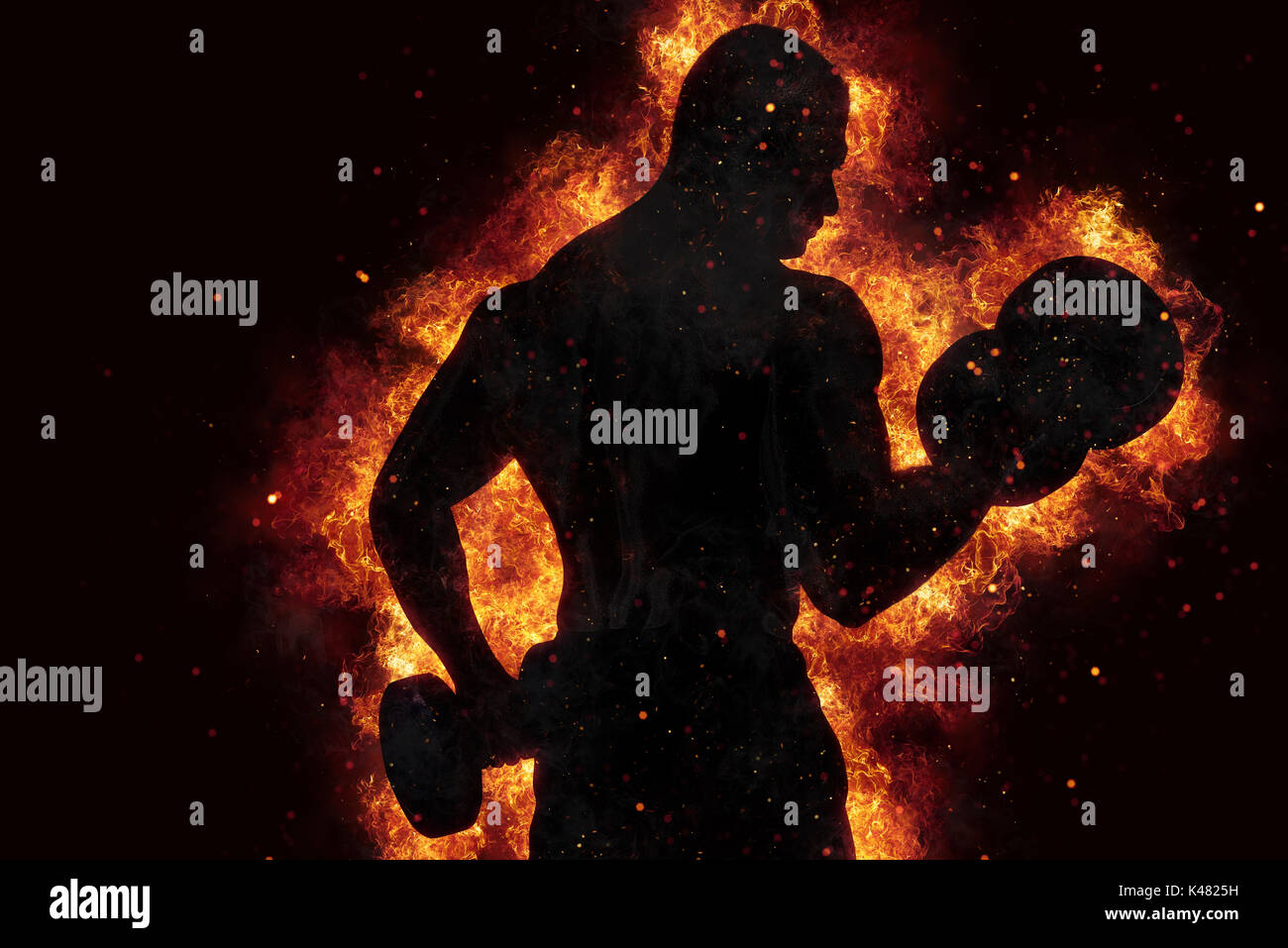 Athletic uomo lacerti di allenamento in palestra con effetto fuoco Foto Stock