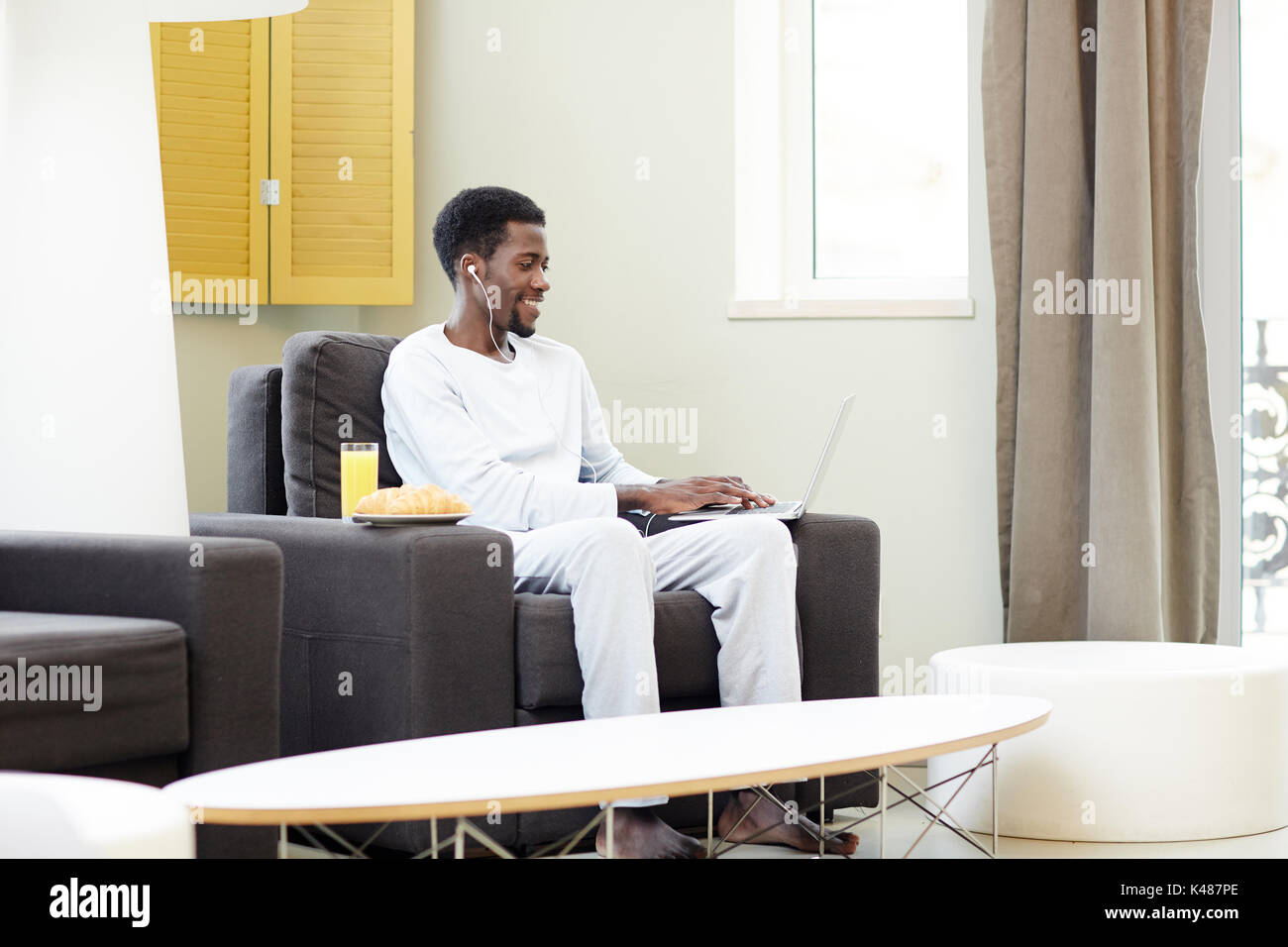 Godendo di fine settimana a casa Foto Stock