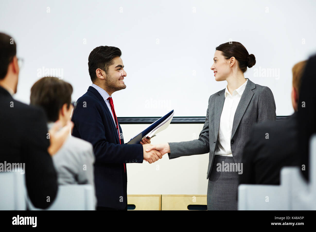 Agitando la mano di altoparlante Foto Stock