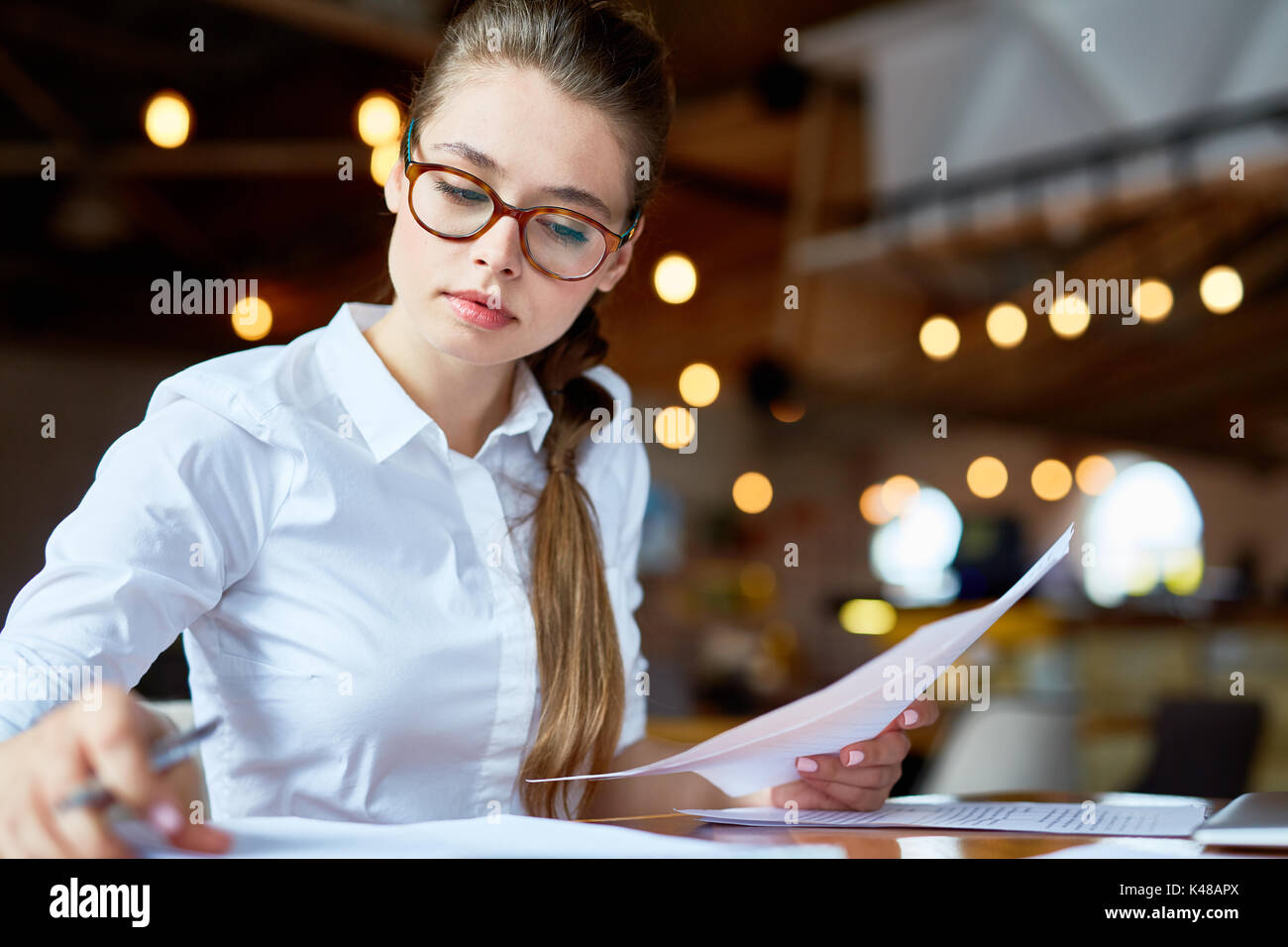 Occupato collare bianco lavoratore a Coffeehouse Foto Stock