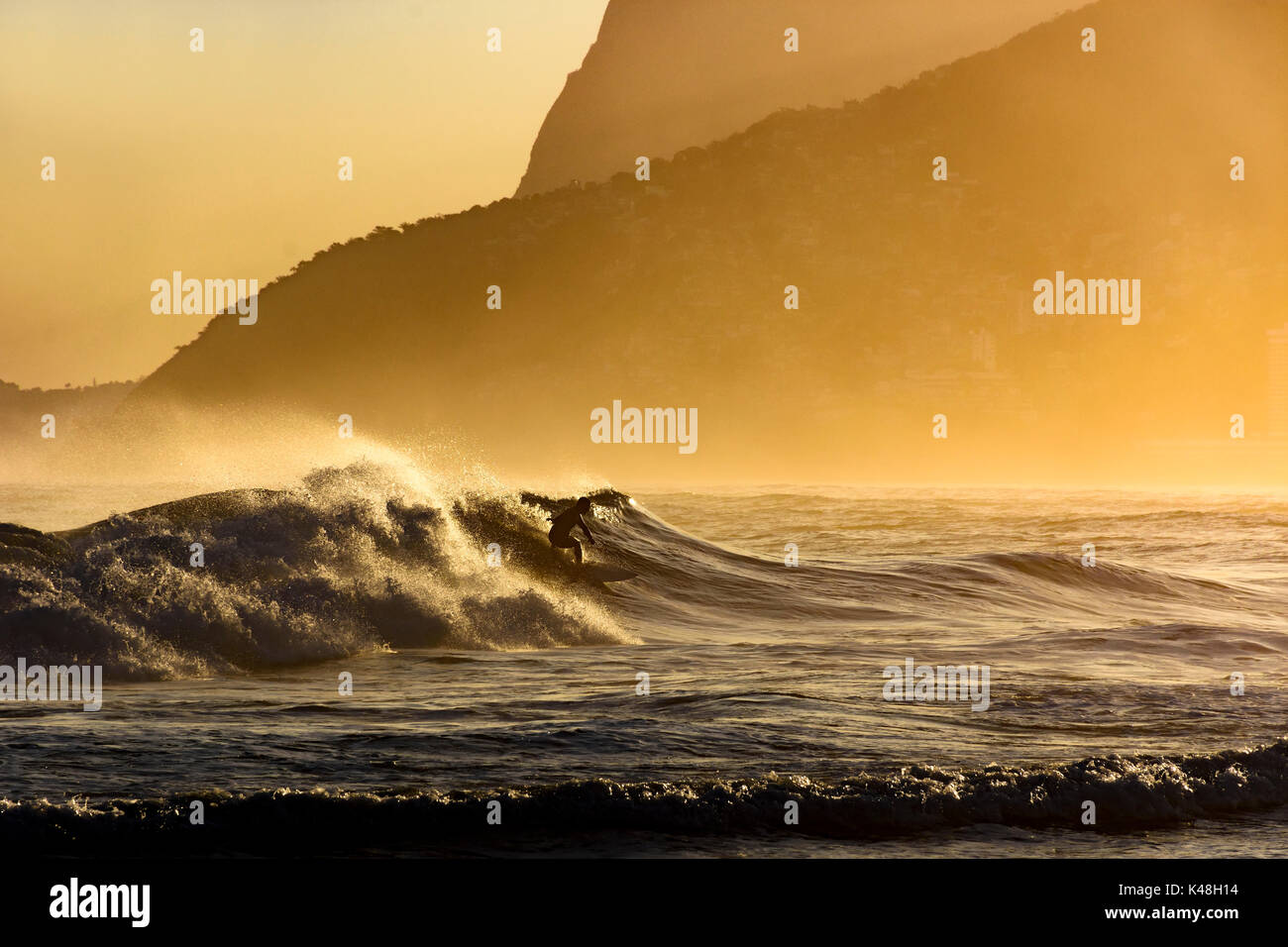 Surfer da sole sulla spiaggia di Ipanema a Rio de Janeiro durante il tardo pomeriggio Foto Stock