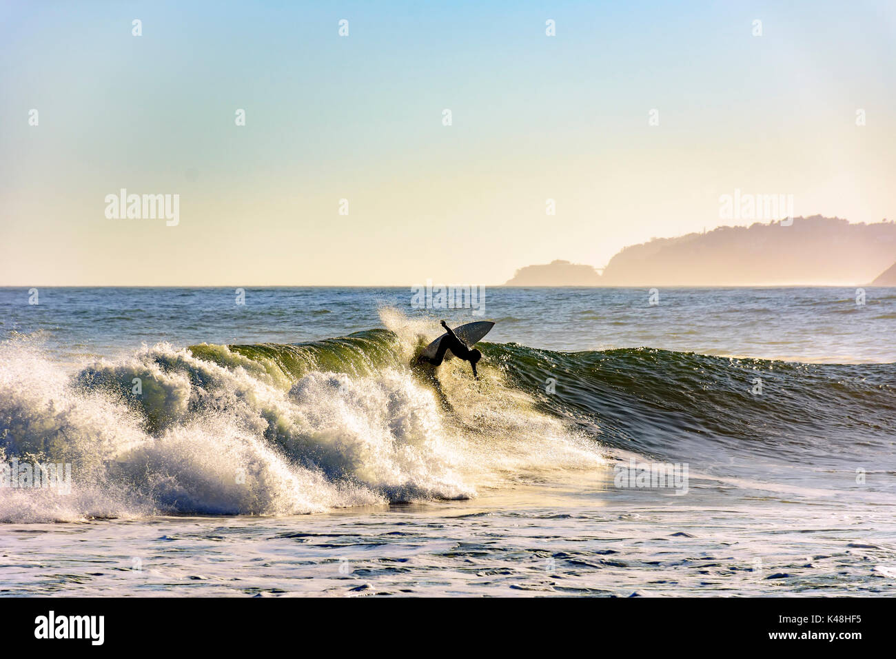 Surfer da sole sulla spiaggia di Ipanema a Rio de Janeiro durante il tardo pomeriggio Foto Stock
