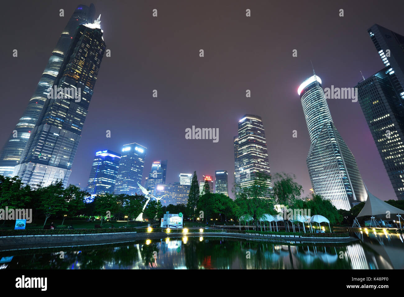 Shanghai,Cina - Apr 22,2016:Shanghai scenario grattacieli del quartiere finanziario di Lujiazui di notte,Shanghai, Cina. Foto Stock