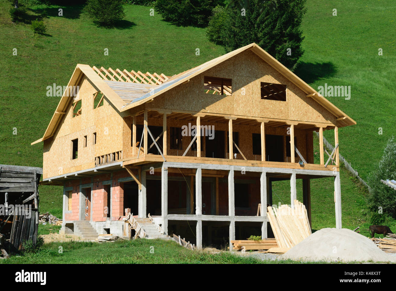 Casa in costruzione e verdi colline in background Foto Stock
