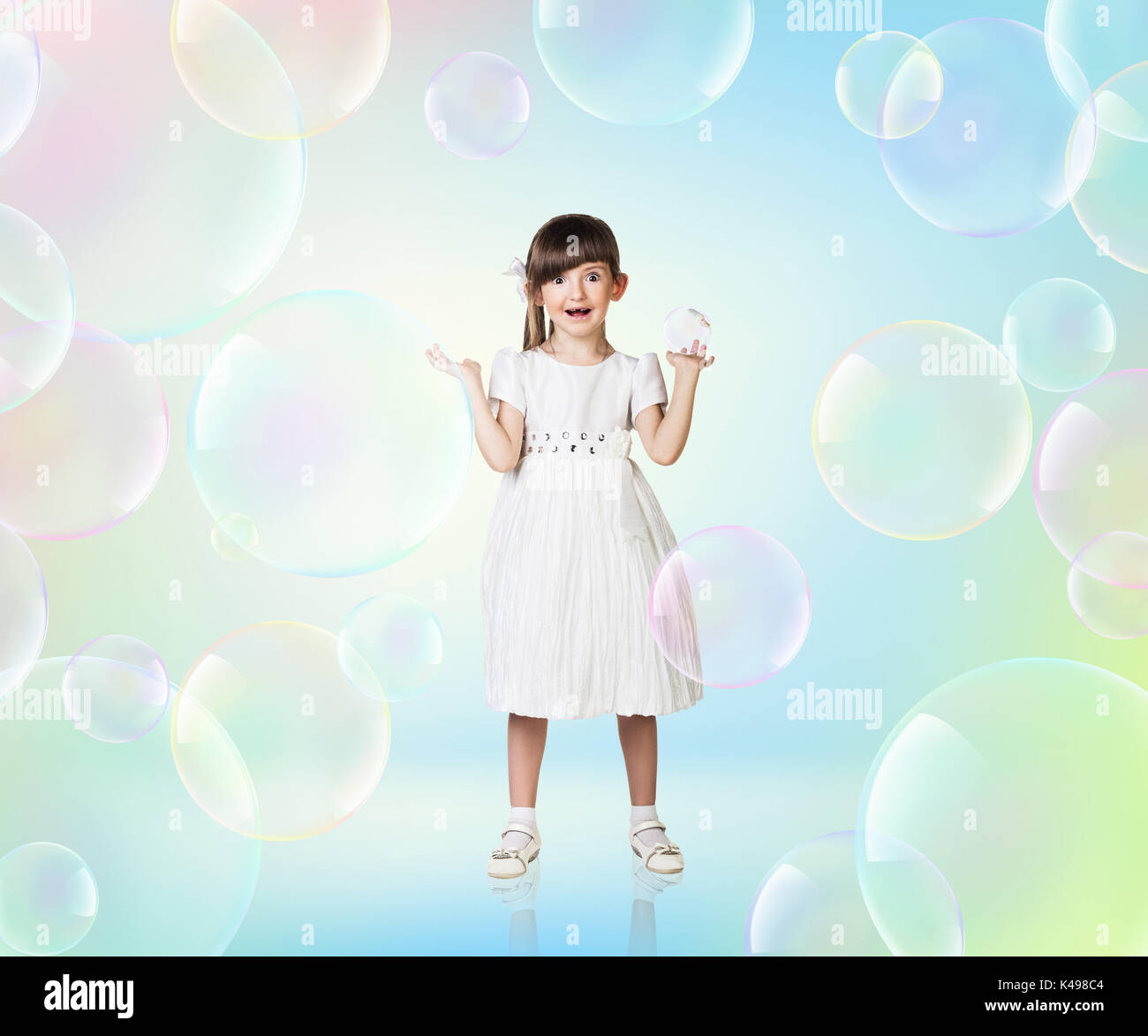 Bambina con grandi bolle di sapone. Foto Stock