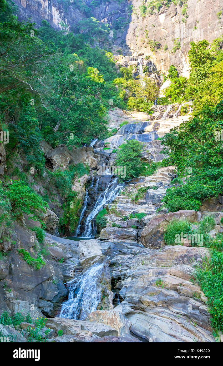 La vista su ravana falls, una popolare destinazione turistica accanto a ella, sri lanka Foto Stock