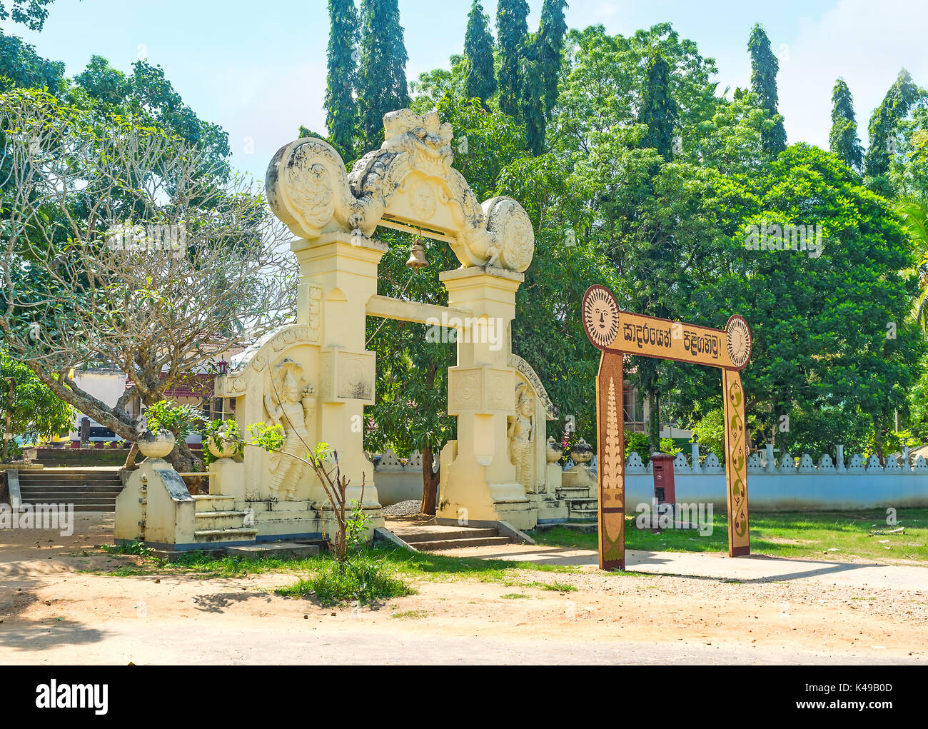 Il bellissimo arco d'ingresso del vihara dematamal, decorata con sculture, okkampitiya, sri lanka Foto Stock