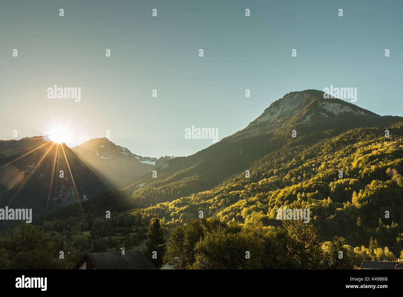 Il sole sorge sulle montagne del Parco Nazionale della Vanoise, in Tarentaise, Savoie, Rhone Alpes, Francia alba nelle Alpi francesi Foto Stock