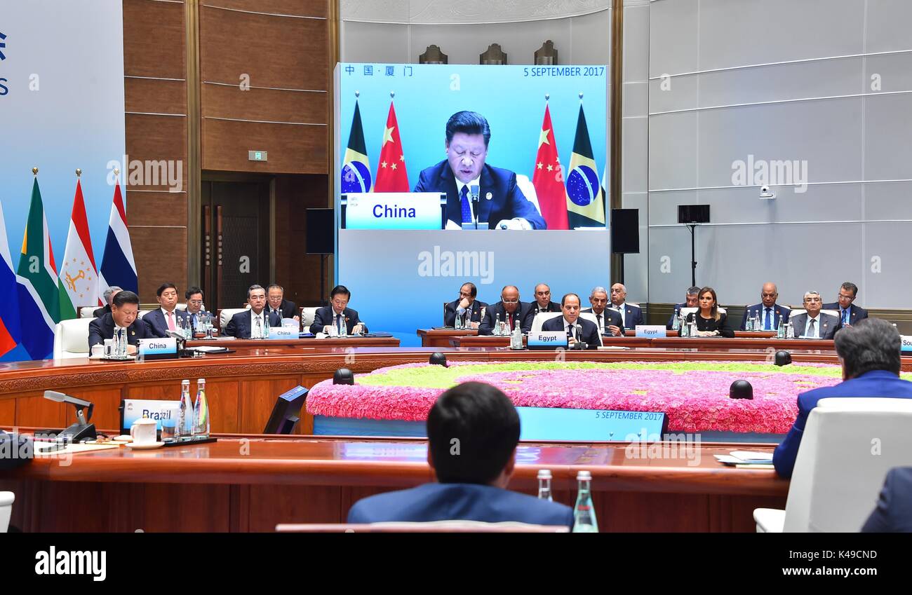 Xiamen, Cina - 5 Settembre 2017 - Il Presidente egiziano Sisi e il presidente cinese Xi Jinping parlare al Brics conferenza al vertice di 'Dialogo di mercato emergenti e i Paesi in via di sviluppo" . La nona edizione del vertice BRICS è centrata intorno al tema della 'Stronger Parternership per un futuro più luminoso. Questo anno valutazione nazioni Egitto, Kenya, del Tagikistan, del Messico e della Thailandia si unirà il raggruppamento sotto un 'BRICS Plus' approccio. Piscina (foto) Foto Stock