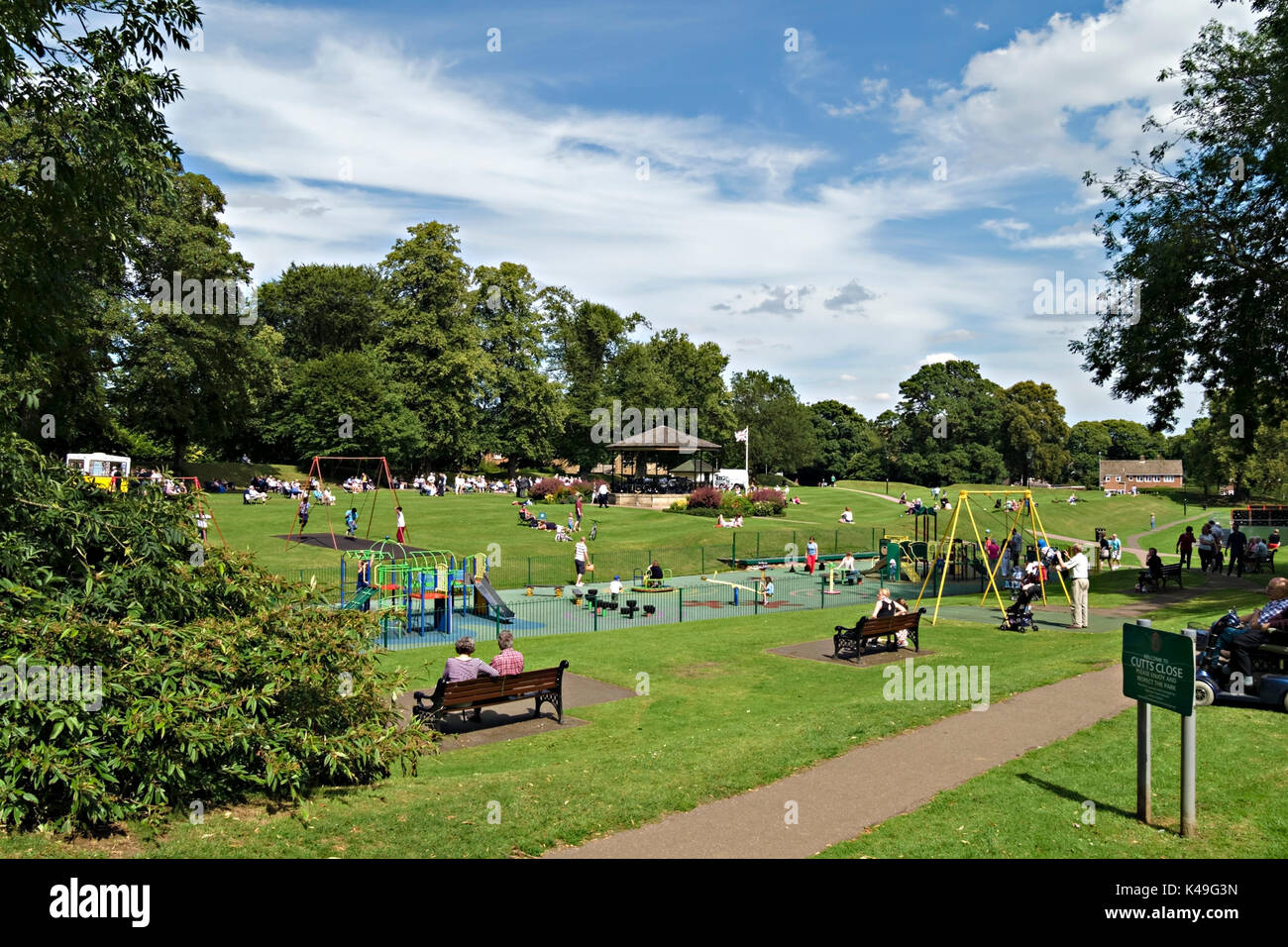 Per coloro che godono di una posizione soleggiata giornata estiva in cutts vicino parco cittadino, Oakham, Rutland, England, Regno Unito Foto Stock