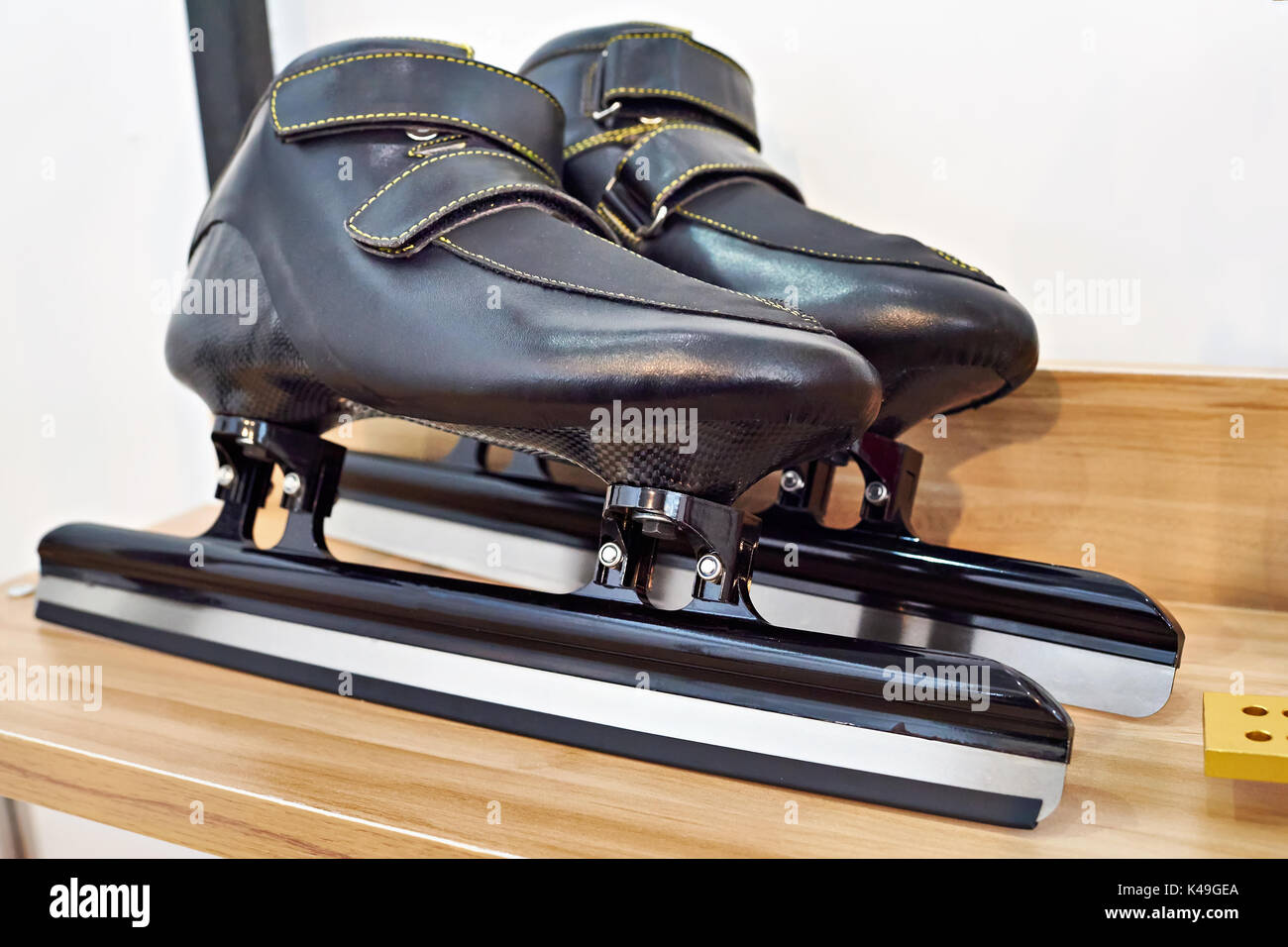 Pattini per il pattinaggio di velocità sul ripiano shop Foto Stock