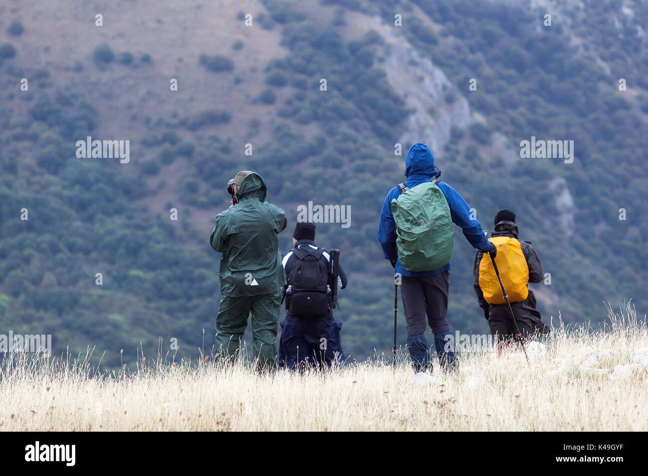 Abruzzo, Italia - 18 Settembre 2016: escursionisti alla ricerca di soggetti da fotografare, sui picchi di montagna nel Parco Nazionale d'Abruzzo, Lazio e moli Foto Stock