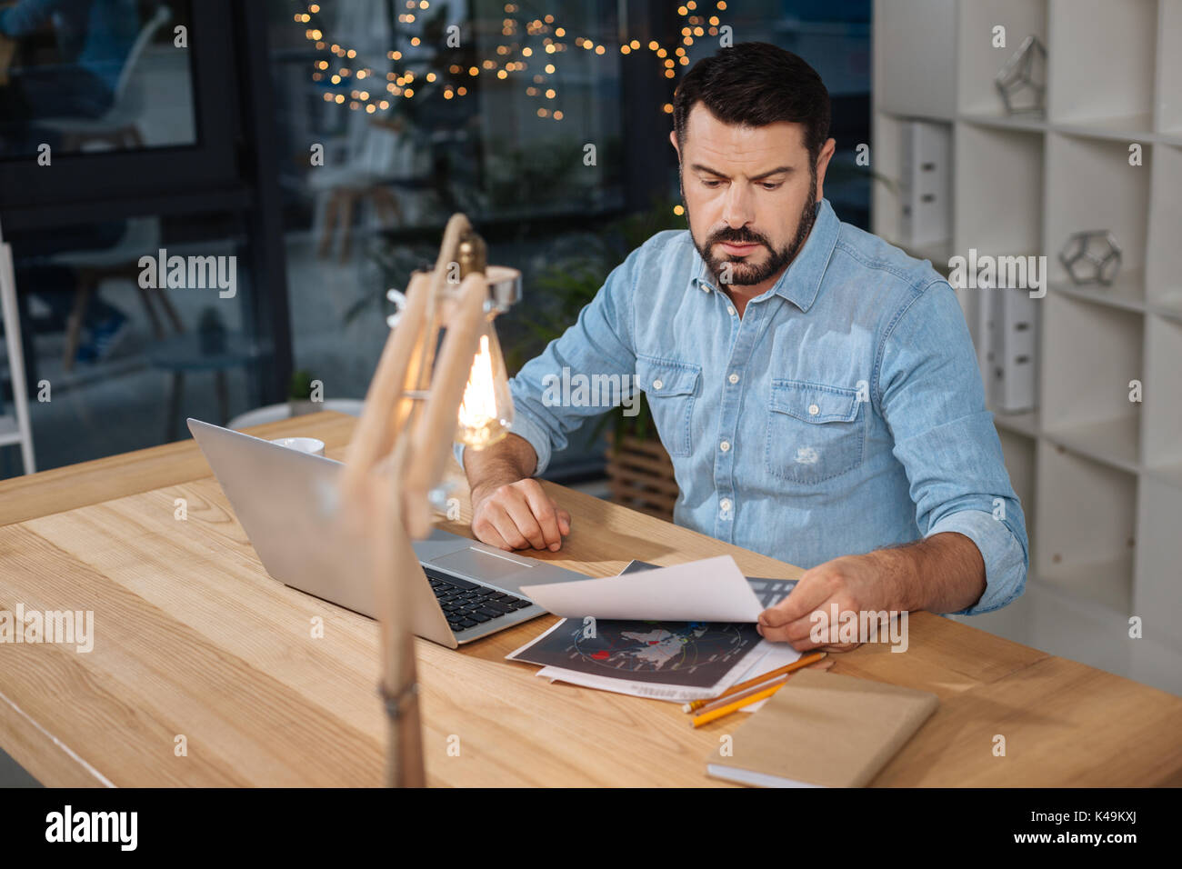 Duro lavoro imprenditore bello lavorare con i documenti Foto Stock