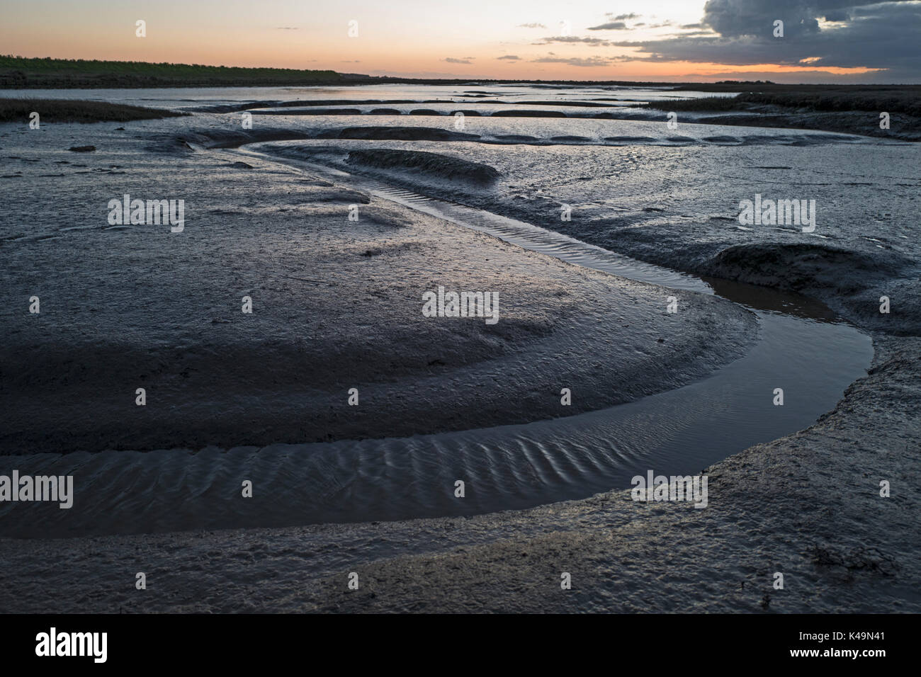 Fiume Burn (tidal creek) visto dal Norfolk Coast Park vicino a Gun Hill in Holkham Bay, North Norfolk Foto Stock
