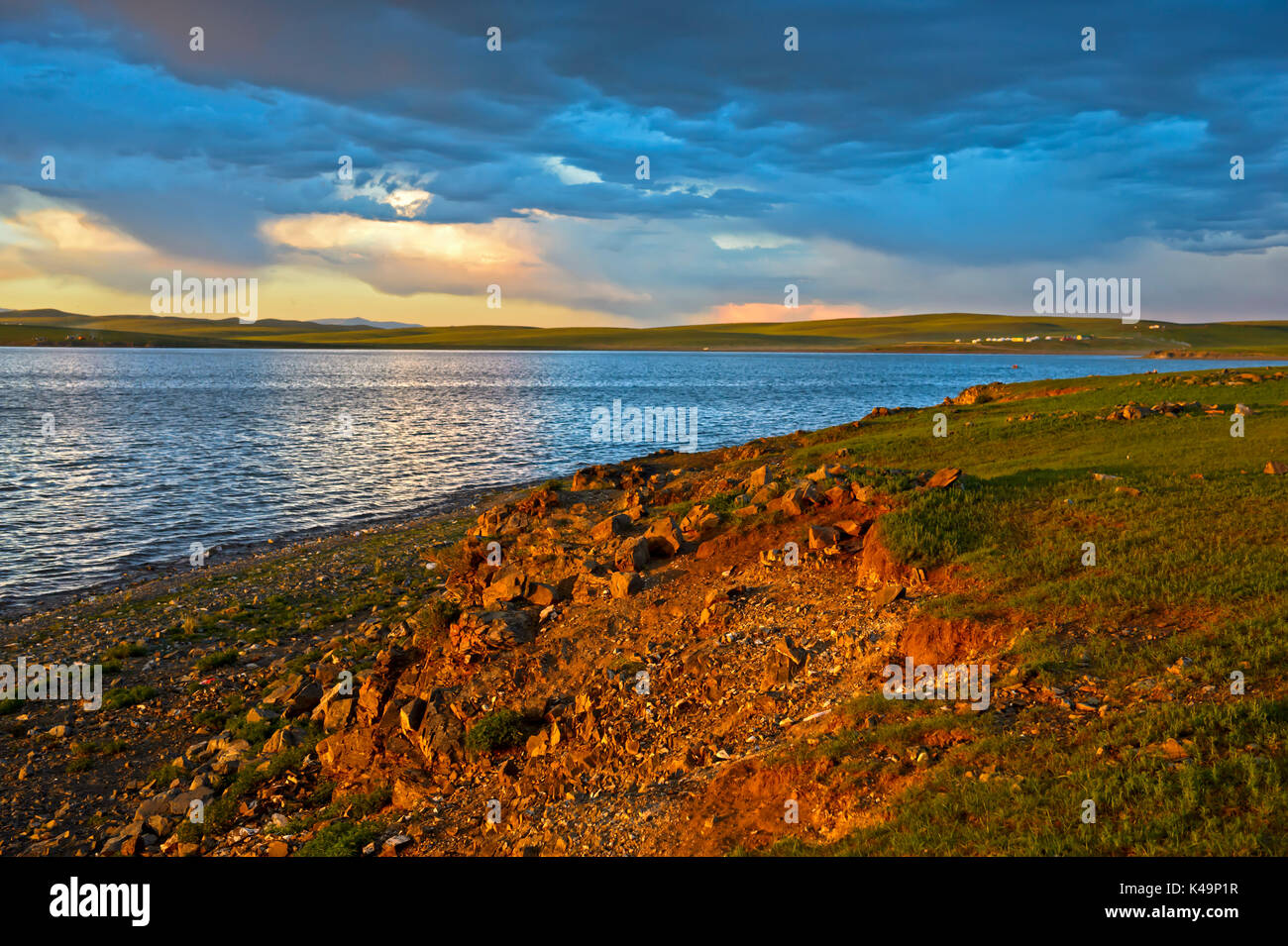 Tramonto sul lago Ogii Nuur, Mongolia Foto Stock