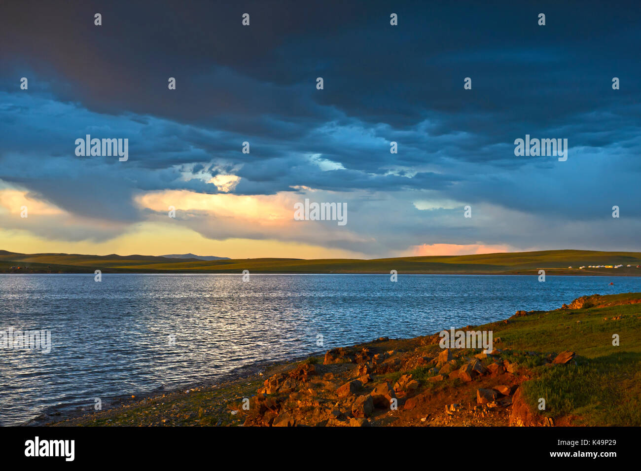 Tramonto sul lago Ogii Nuur, Mongolia Foto Stock