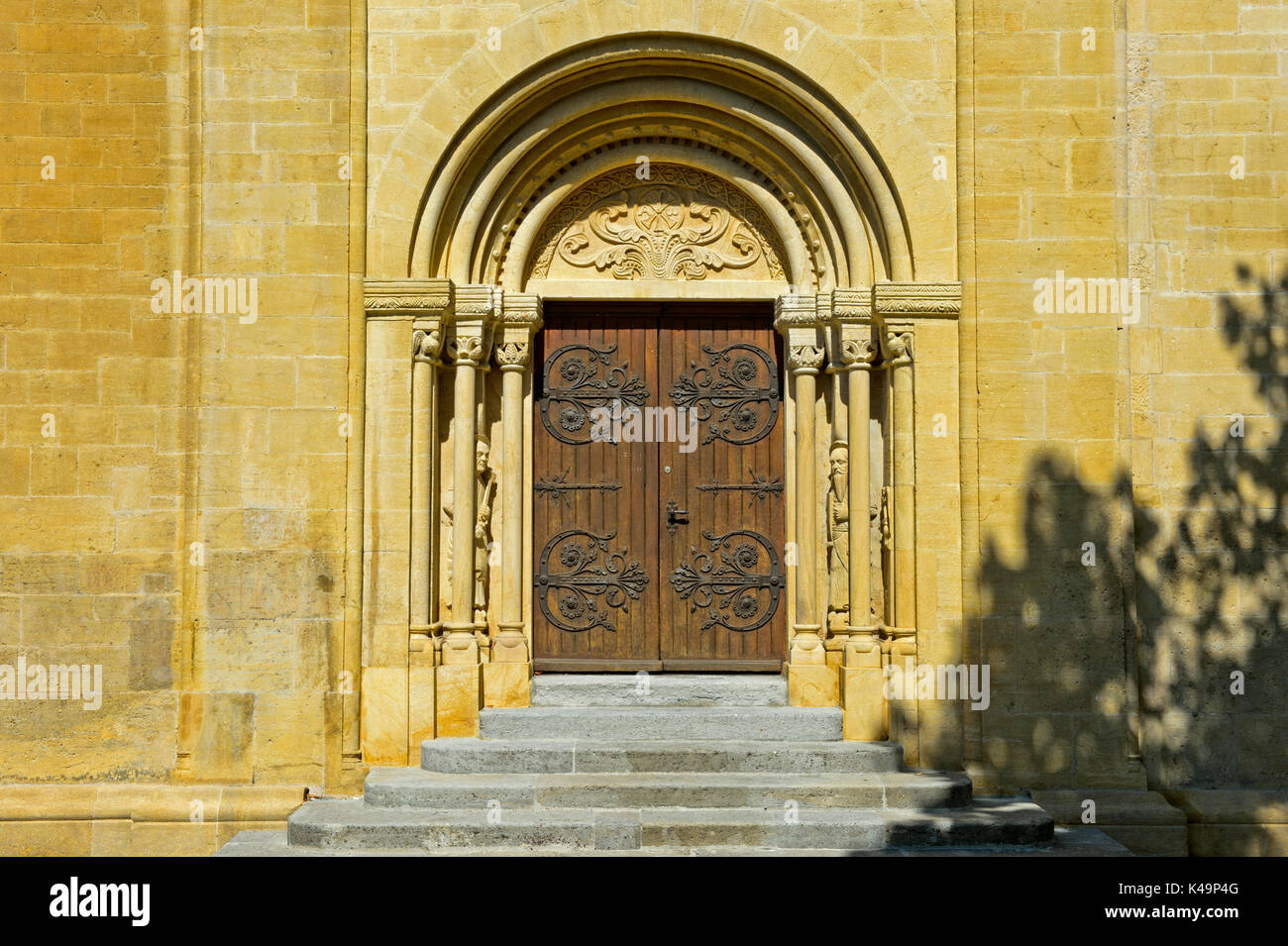 Portale della chiesa Collegiata, Neuchatel, Svizzera Foto Stock