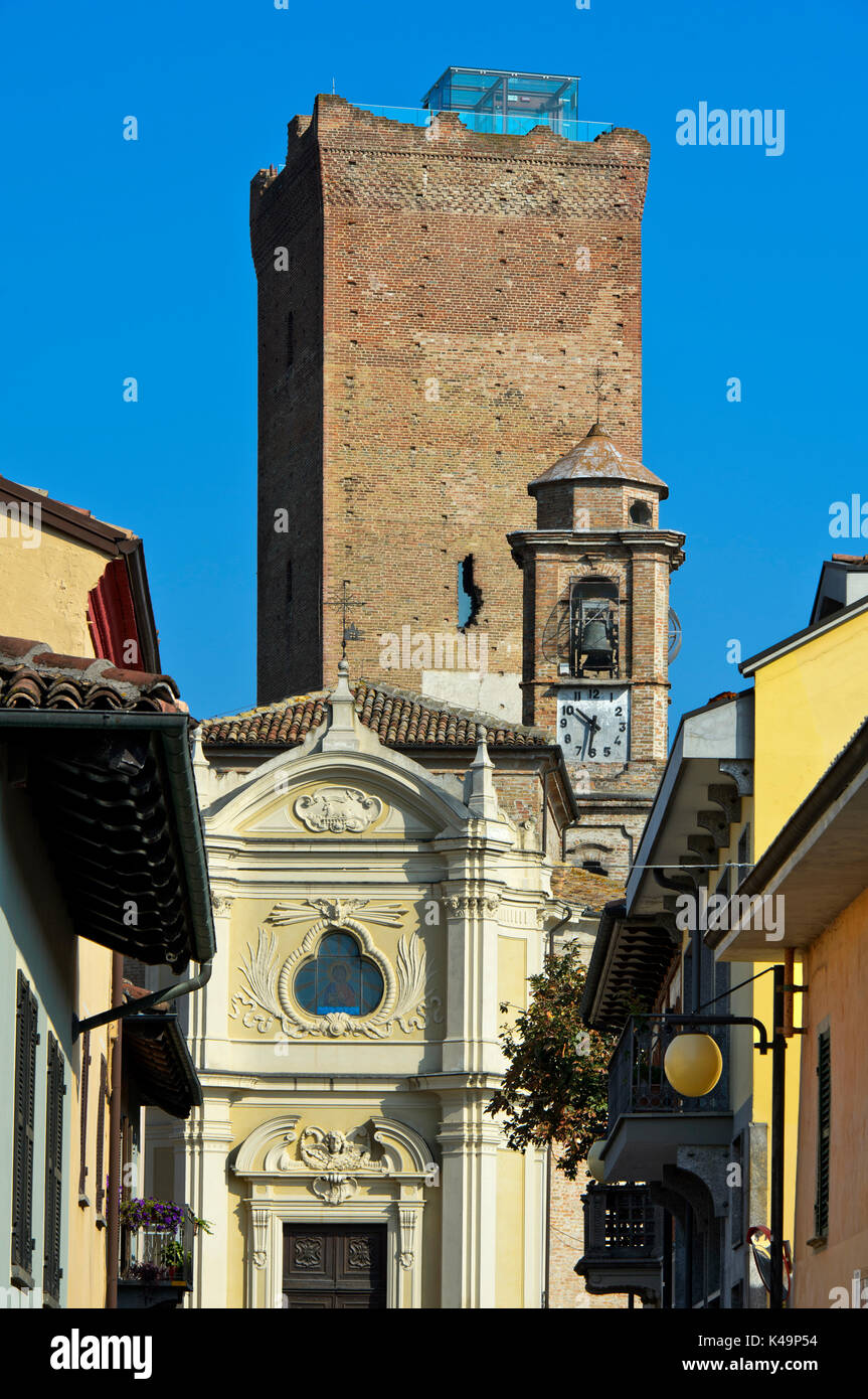 Chiesa di San Giovanni Battista e la medievale torre di avvistamento, Barbaresco, provincia di Cuneo, Piemonte, Italia Foto Stock