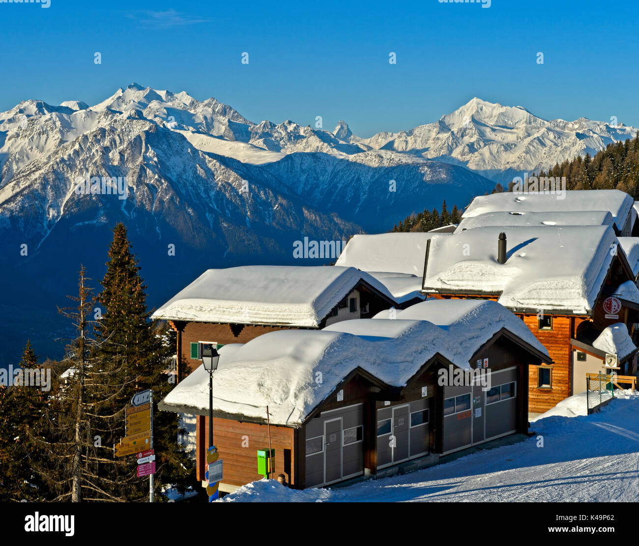 Villaggio di montagna di Bettmeralp In inverno, vista sul massiccio del Mischabel, Matterhorn e Weishorn, Bettmeralp, Vallese, Svizzera Foto Stock