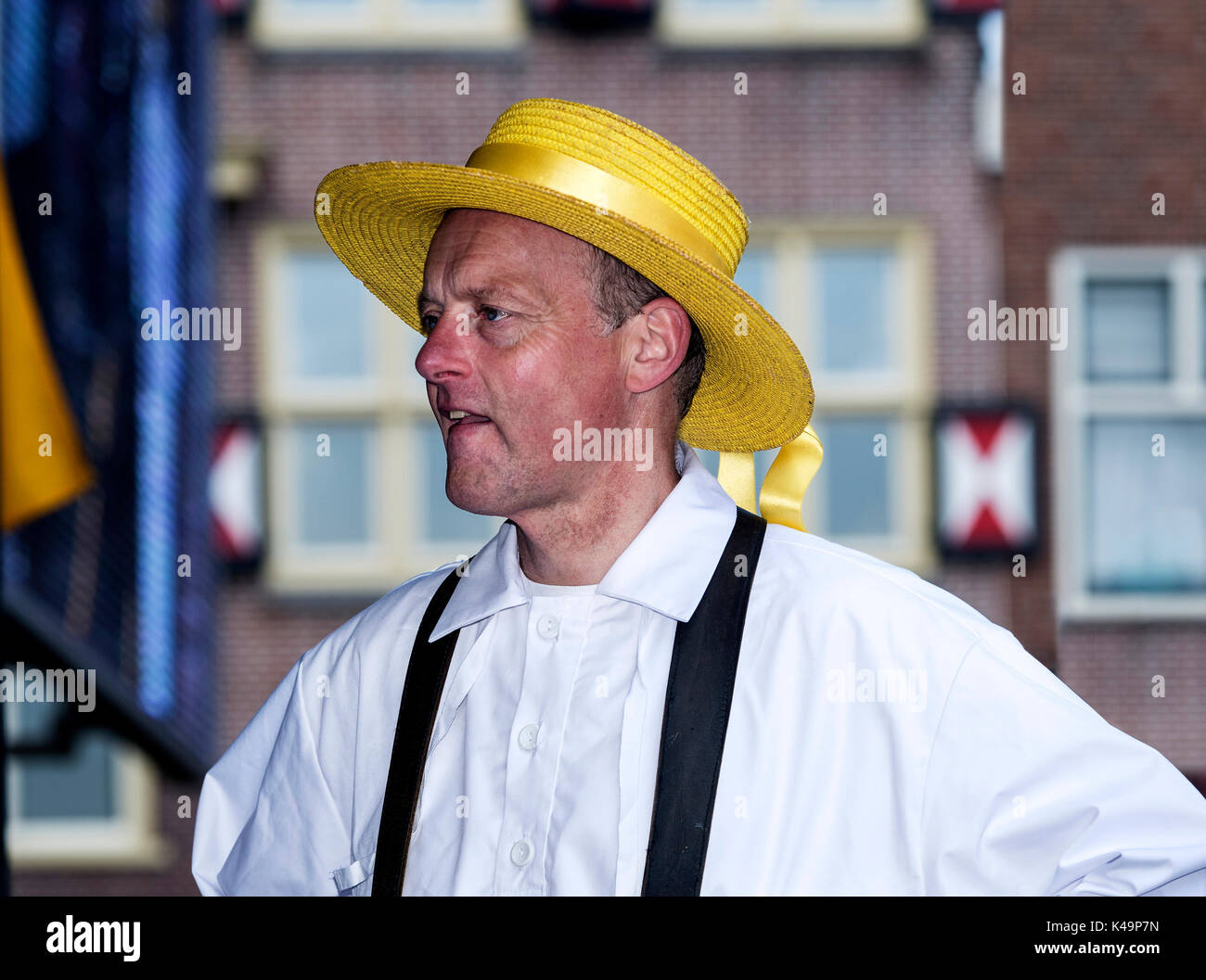 Ritratto di un membro di Cheese Carrier Guilde signor Mike Hofland indossando un cappello giallo, mercato del formaggio di Alkmaar, Neherlands Foto Stock