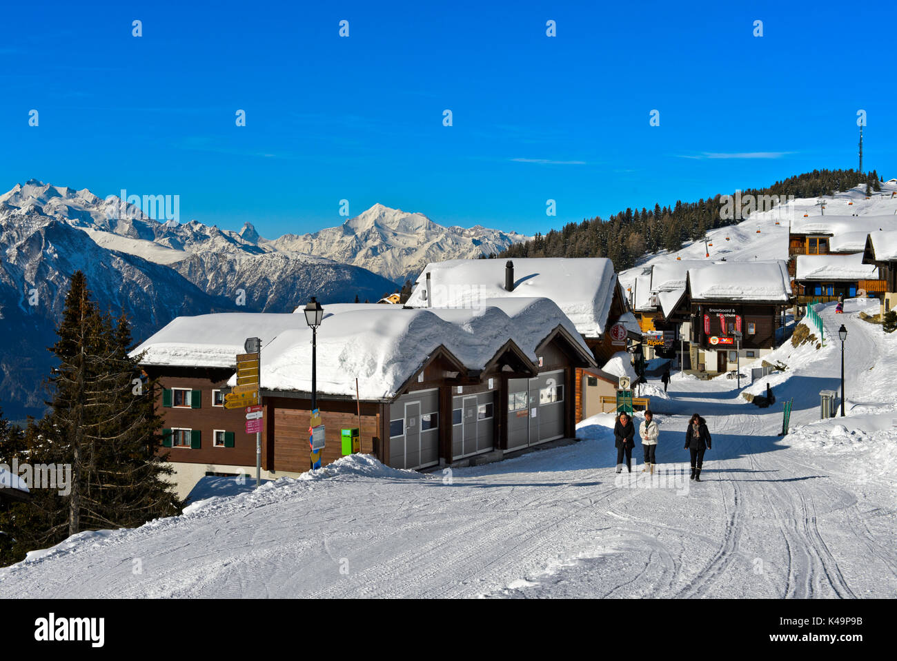 Inverno nel villaggio di montagna di Bettmeralp nelle Alpi svizzere, Bettmeralp, Vallese, Svizzera Foto Stock