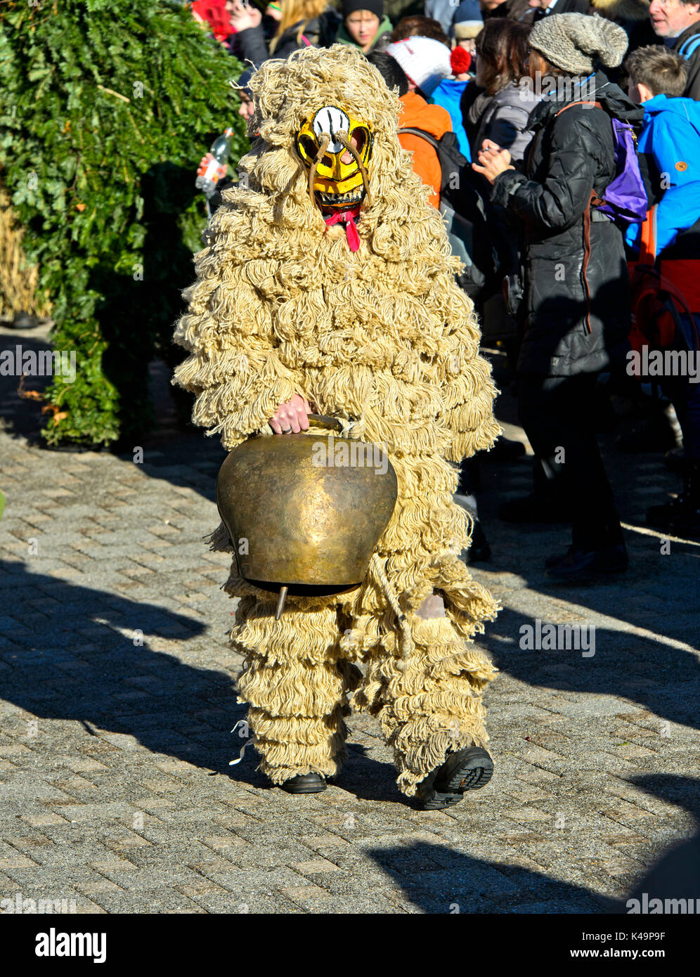 Brutto Silvesterchlaus con Cow Bell, Urnäsch, Canton Appenzello Esterno, Svizzera Foto Stock