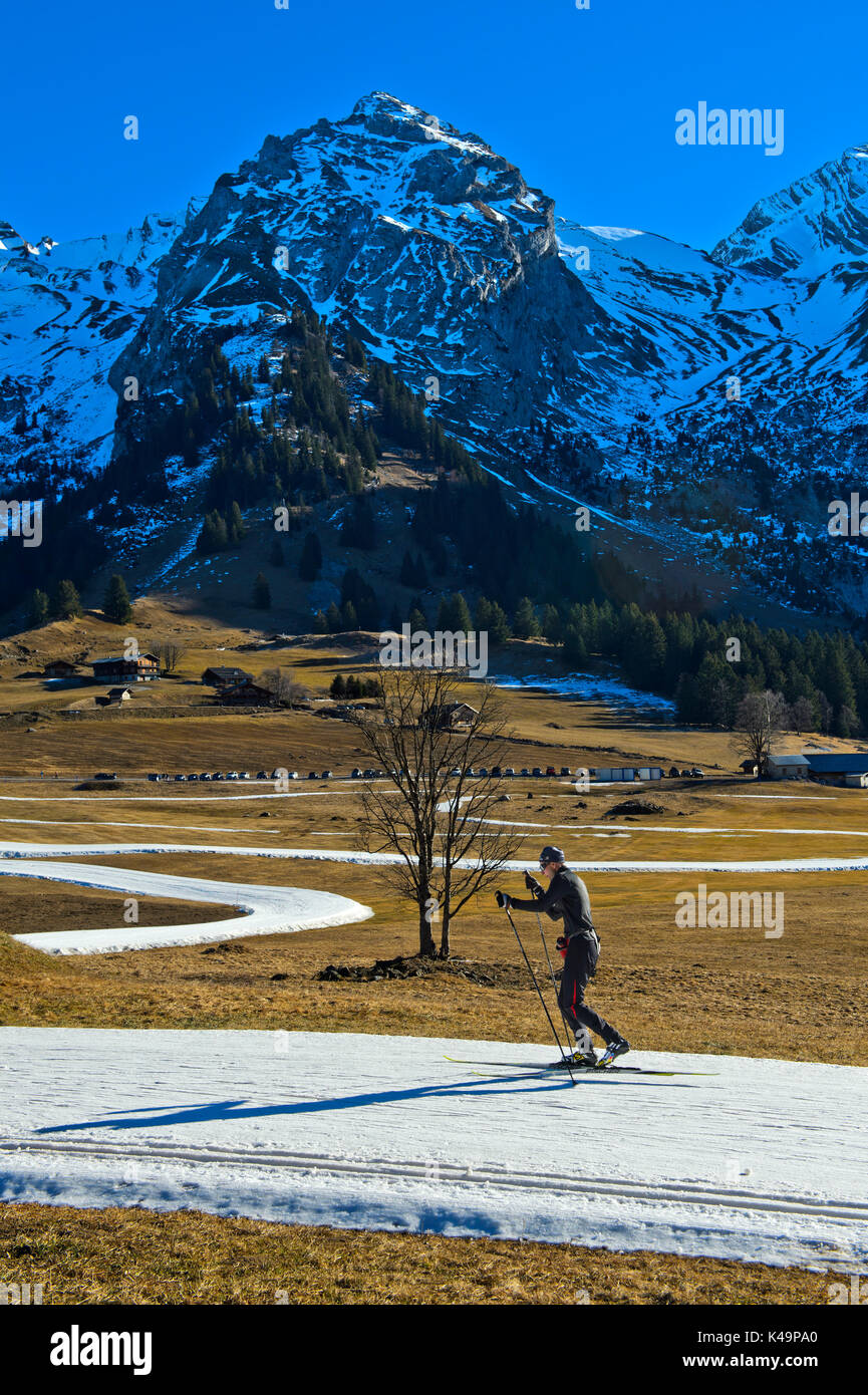Croce, paese sciatore su un improvvisato Ski Run di neve artificiale, Langlaufzentrum Espace Nordique Des Confins, La Clusaz, Massif des Aravis, Francia Foto Stock