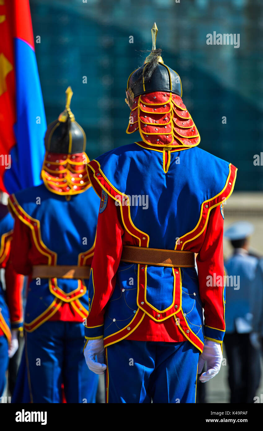 Guardia onorario della Mongolia le forze armate nel tradizionale uniforme, Ulaanbaatar, in Mongolia Foto Stock